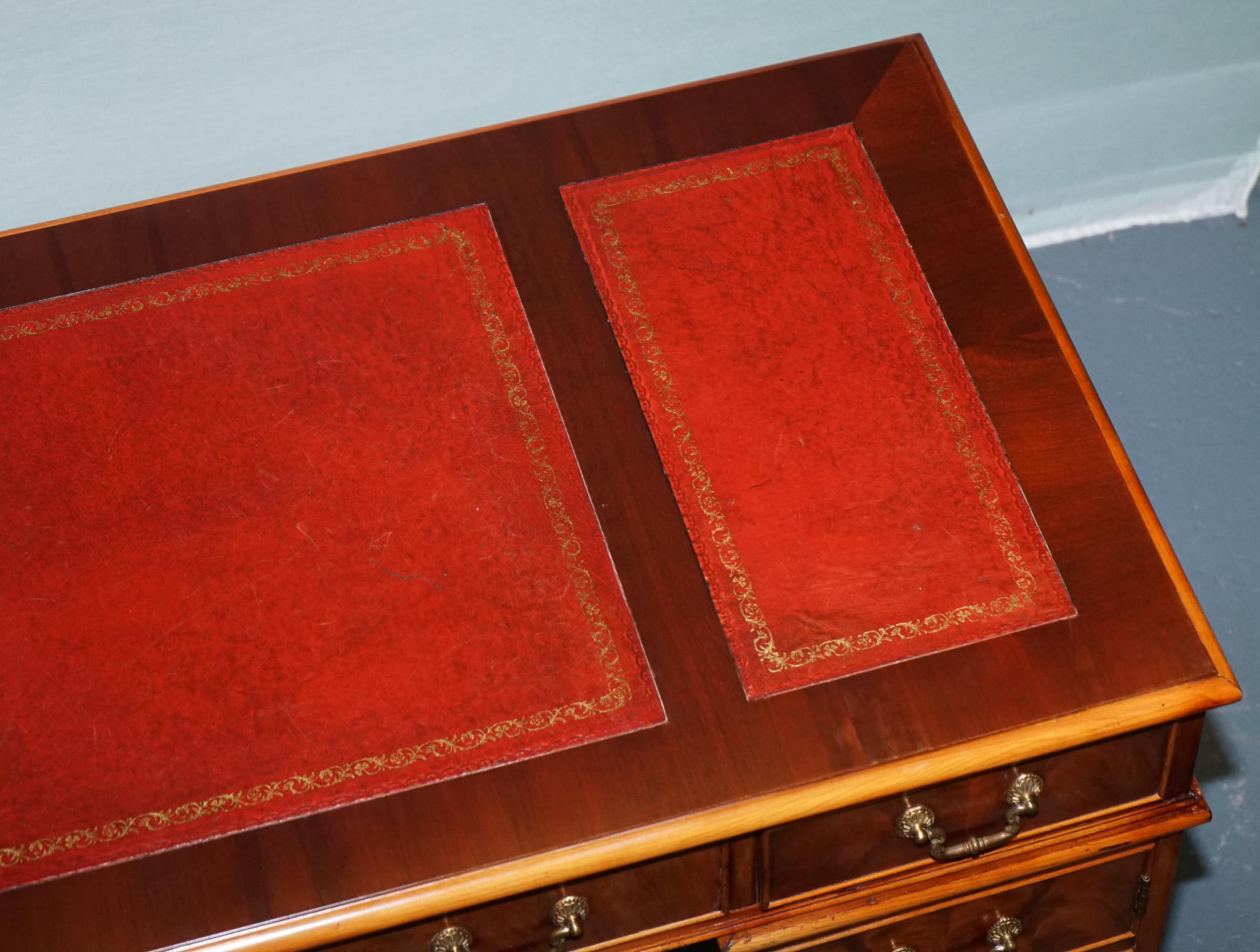 BUREAU DE PEDESTAL DOUBLE WING & GILLOW EN MAPLE AVEC COUVERTURE EN CUIR en vente 4