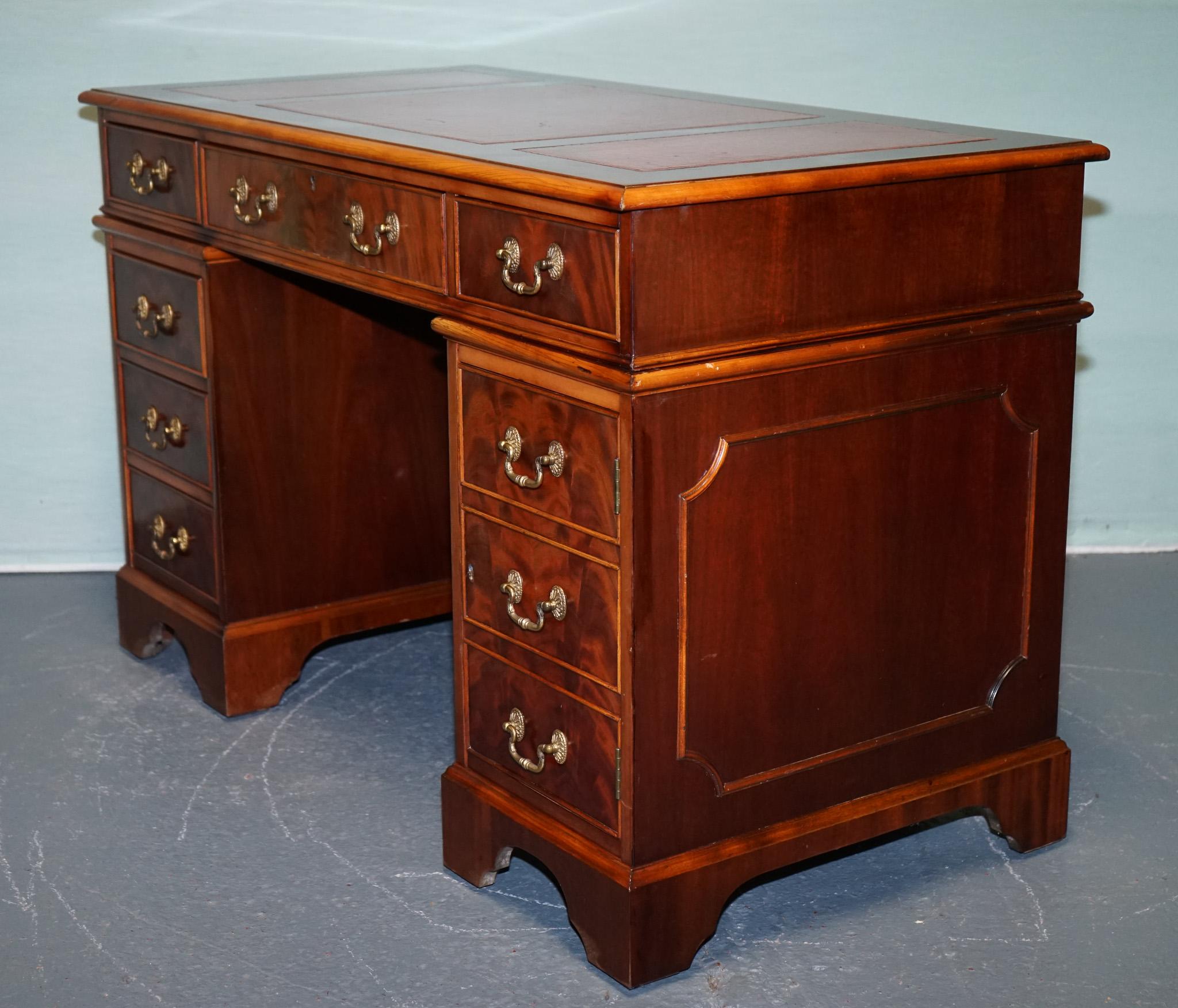 BUREAU DE PEDESTAL DOUBLE WING & GILLOW EN MAPLE AVEC COUVERTURE EN CUIR en vente 6