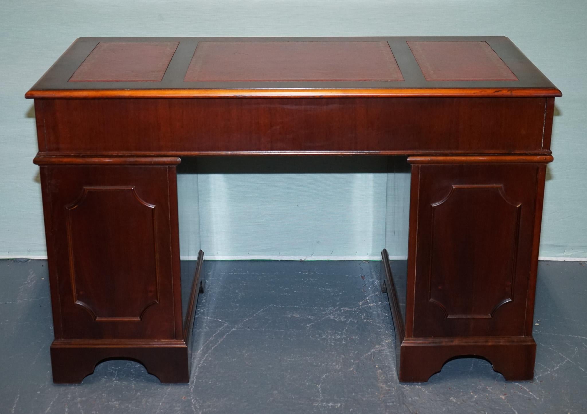 BUREAU DE PEDESTAL DOUBLE WING & GILLOW EN MAPLE AVEC COUVERTURE EN CUIR en vente 7