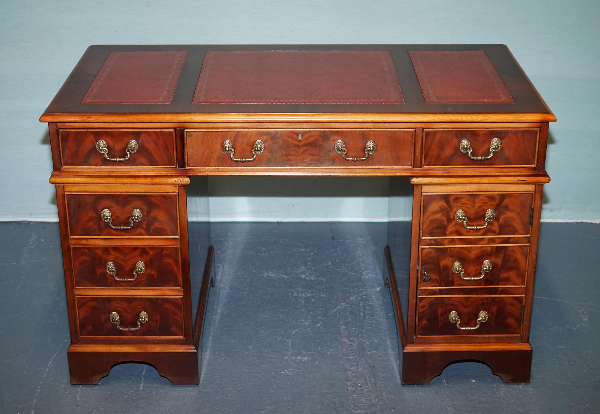 
Antiquités de Londres



Nous vous présentons un exceptionnel bureau à double piédestal de Maple, Waring & Gillow, qui allie luxe, tradition et fonctionnalité. 

Datant du début du XXe siècle, cette pièce conserve une forme classique de double