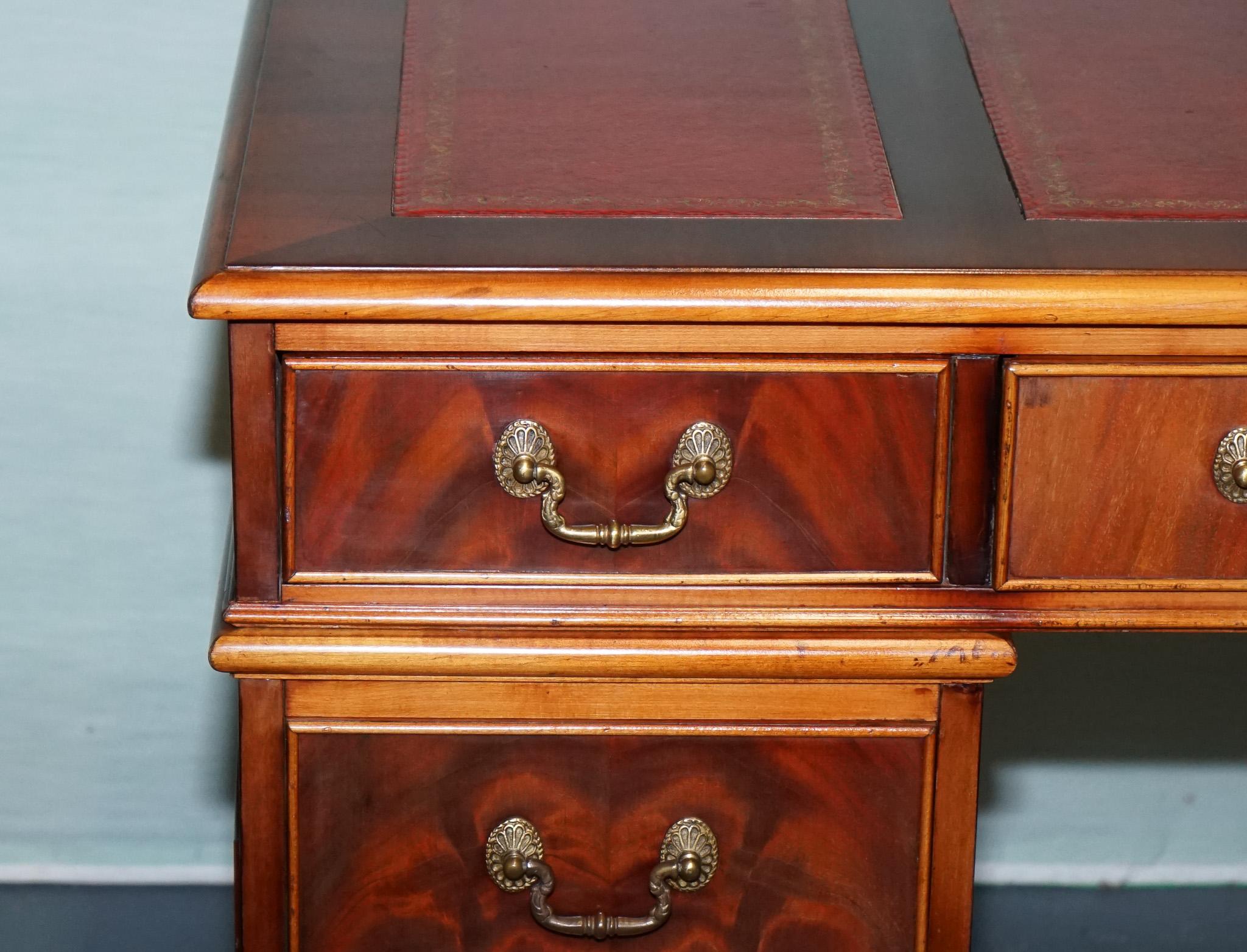 Britannique BUREAU DE PEDESTAL DOUBLE WING & GILLOW EN MAPLE AVEC COUVERTURE EN CUIR en vente