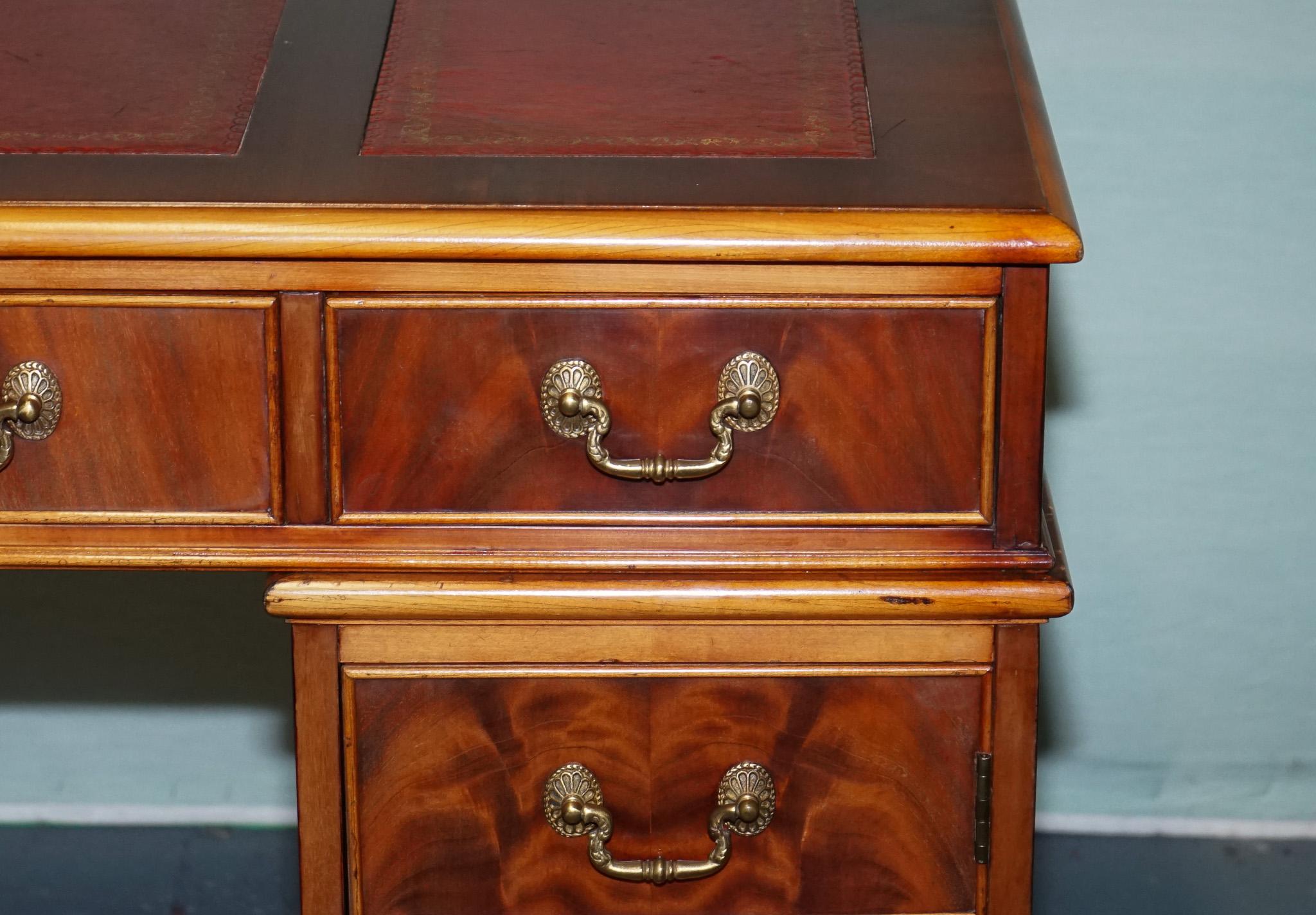Fait main BUREAU DE PEDESTAL DOUBLE WING & GILLOW EN MAPLE AVEC COUVERTURE EN CUIR en vente