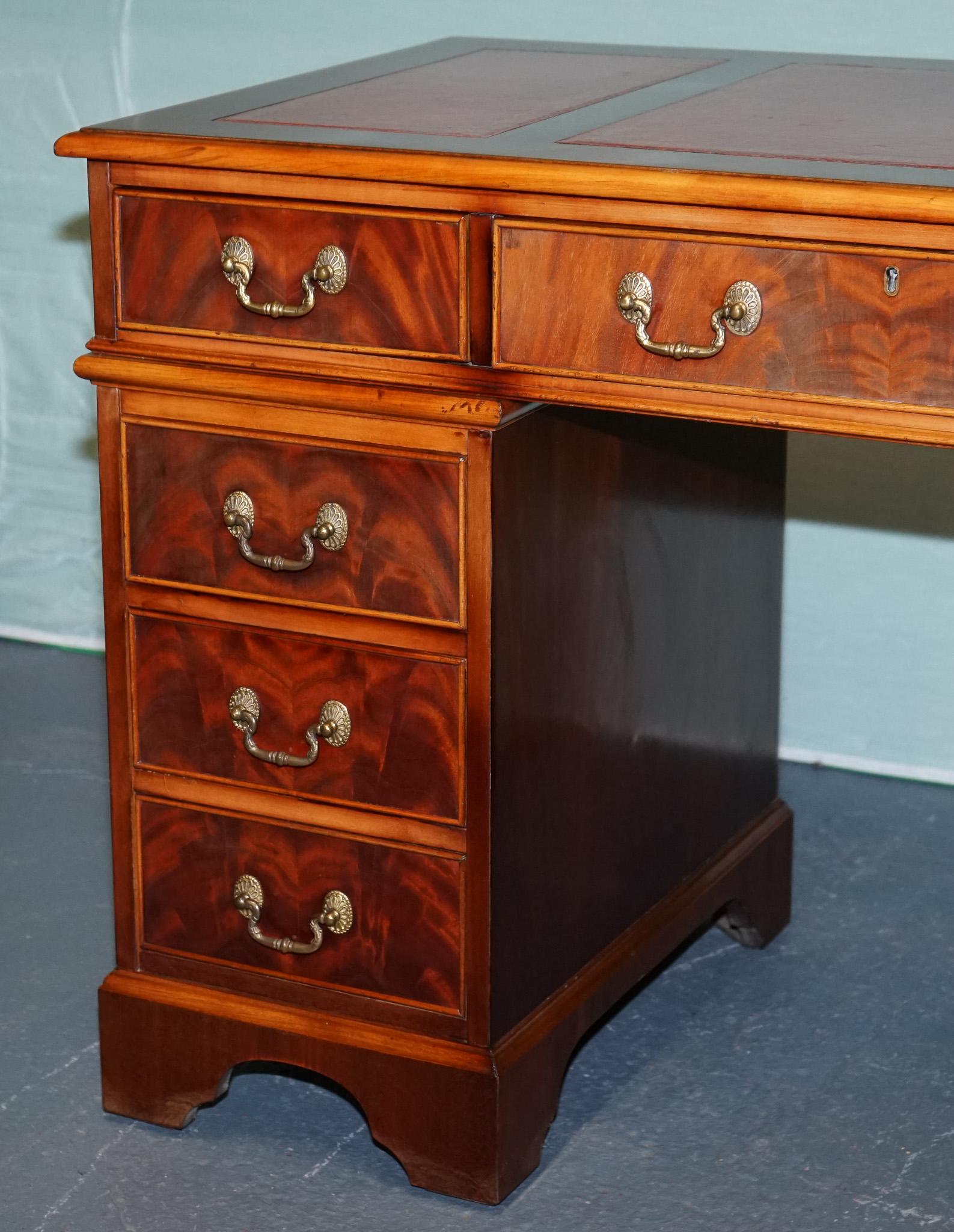 BUREAU DE PEDESTAL DOUBLE WING & GILLOW EN MAPLE AVEC COUVERTURE EN CUIR Bon état - En vente à Pulborough, GB