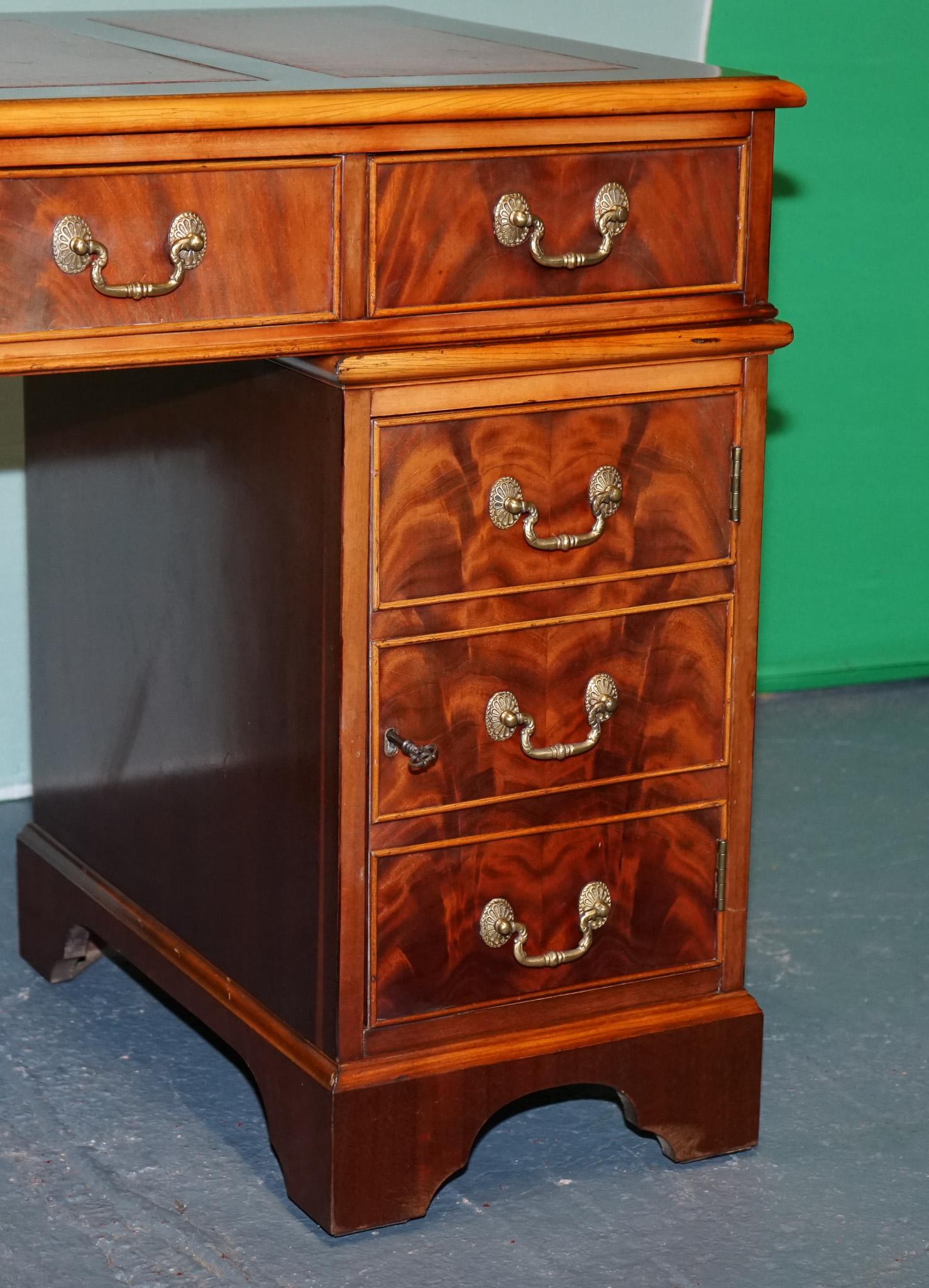 20ième siècle BUREAU DE PEDESTAL DOUBLE WING & GILLOW EN MAPLE AVEC COUVERTURE EN CUIR en vente