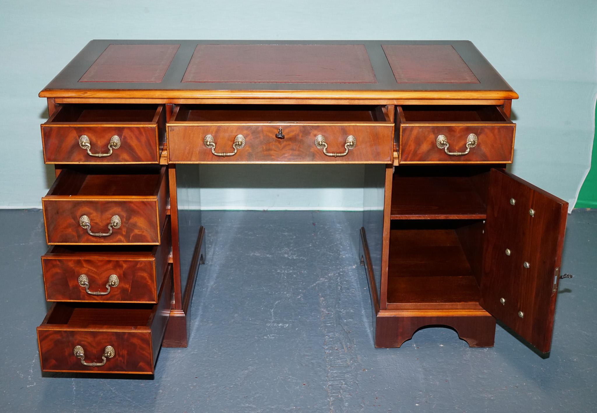 Cuir BUREAU DE PEDESTAL DOUBLE WING & GILLOW EN MAPLE AVEC COUVERTURE EN CUIR en vente