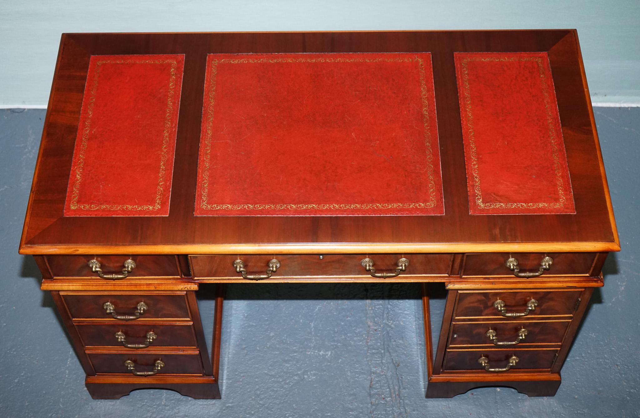 BUREAU DE PEDESTAL DOUBLE WING & GILLOW EN MAPLE AVEC COUVERTURE EN CUIR en vente 2