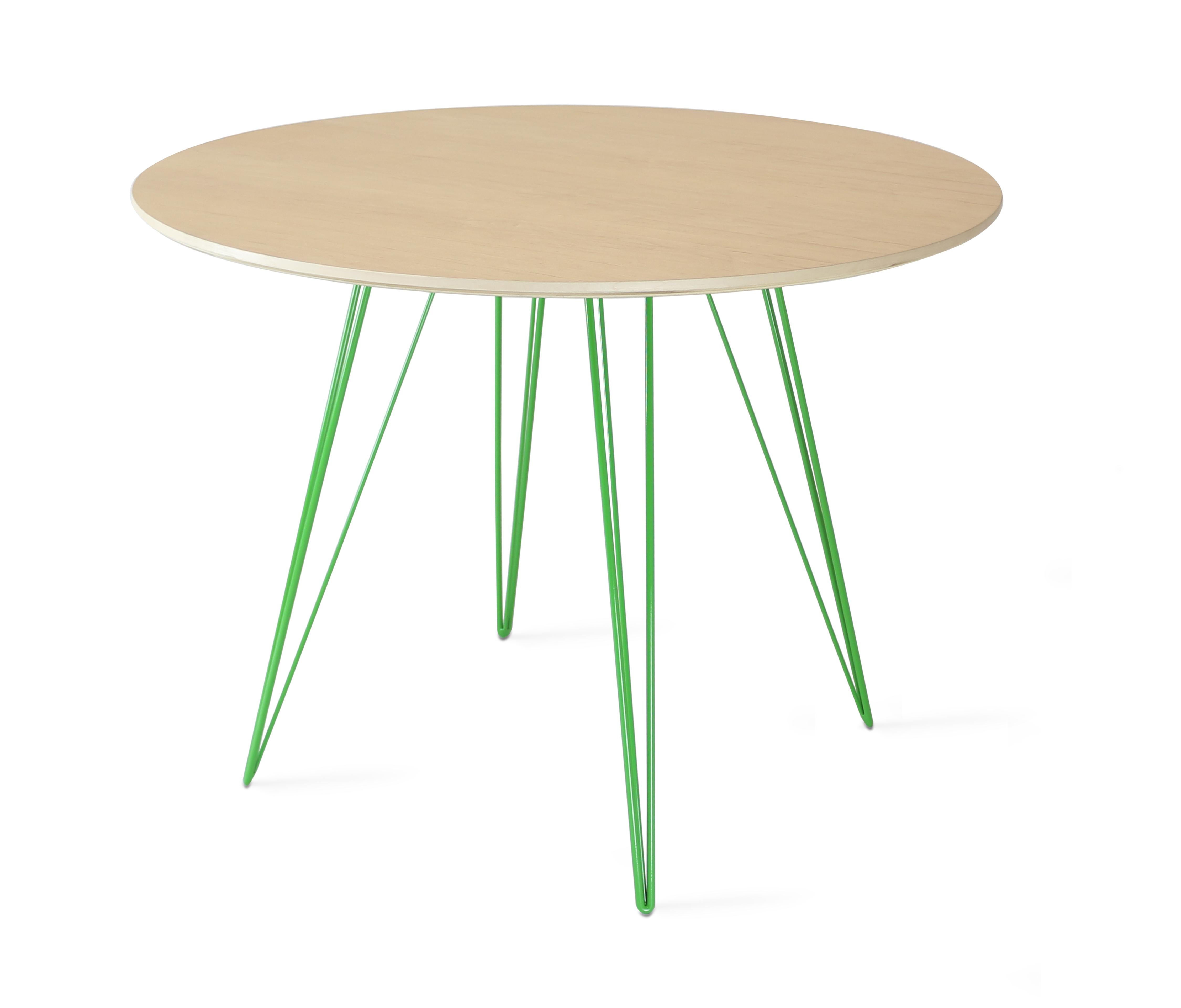 Ein schlanker, eleganter und leichter Tisch, der in Form, Größe und Farbe individuell gestaltet werden kann. Dieses handgefertigte Möbelstück kombiniert perfekt industrielle Haarnadelbeine mit einer abgeschrägten Holzplatte. Die unregelmäßige
