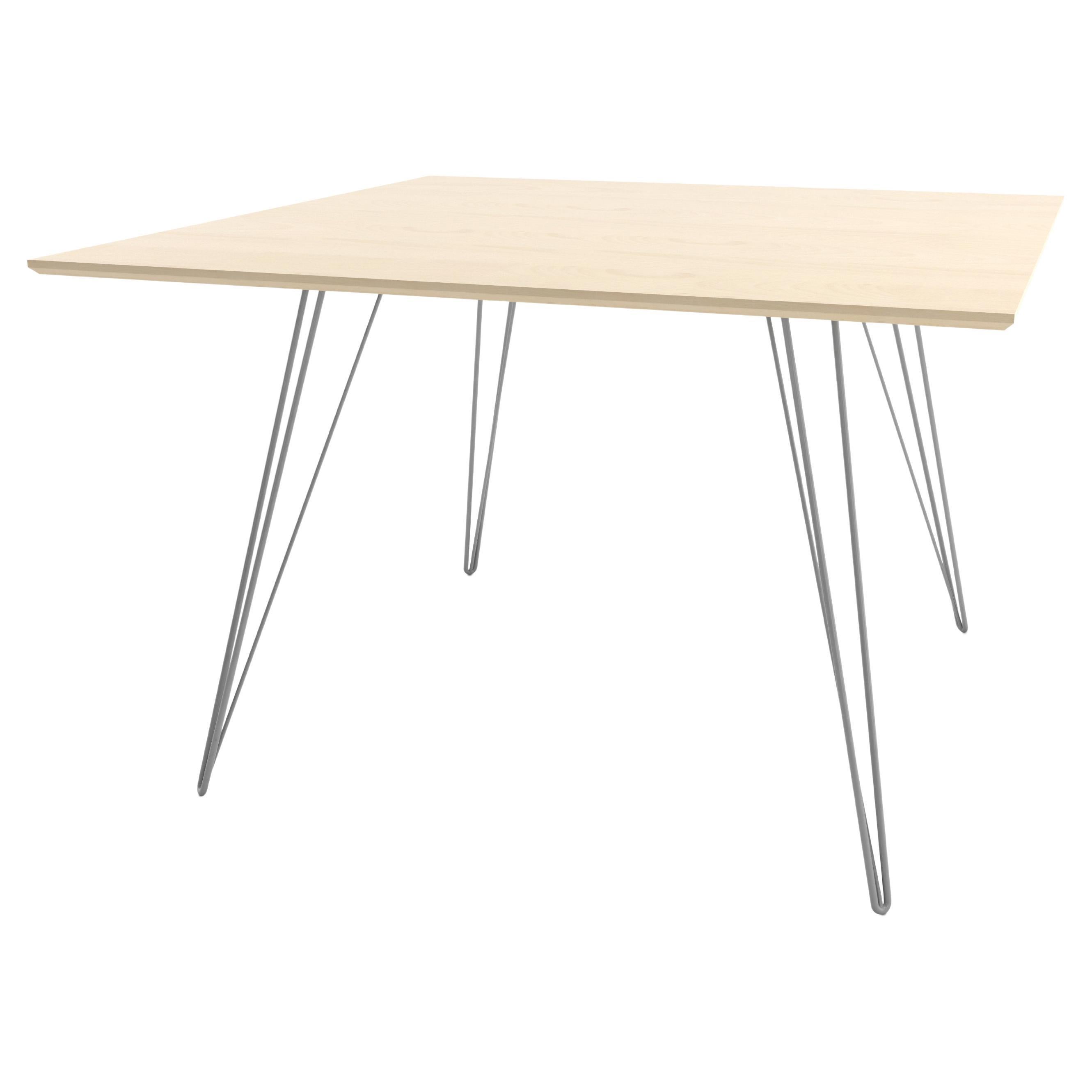 Table de salle à manger en érable Williams avec pieds en épingle à cheveux grise et plateau carré en vente