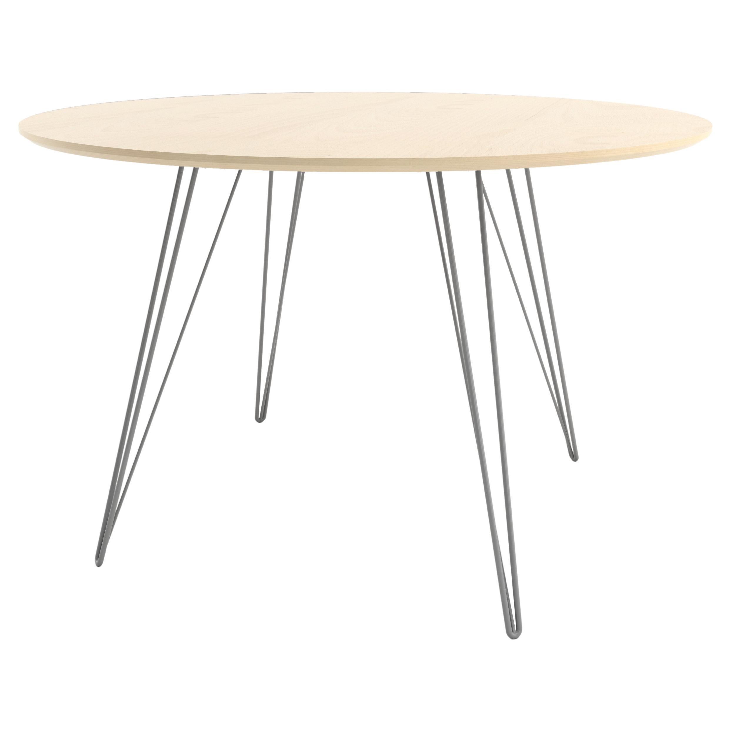 Table de salle à manger en érable Williams avec pieds en épingle à cheveux grise et plateau circulaire en vente