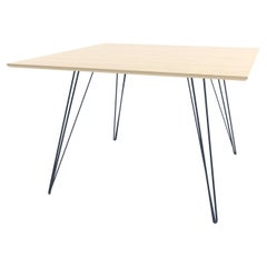 Table de salle à manger en érable Williams avec pieds en épingle à cheveux bleu marine, plateau carré