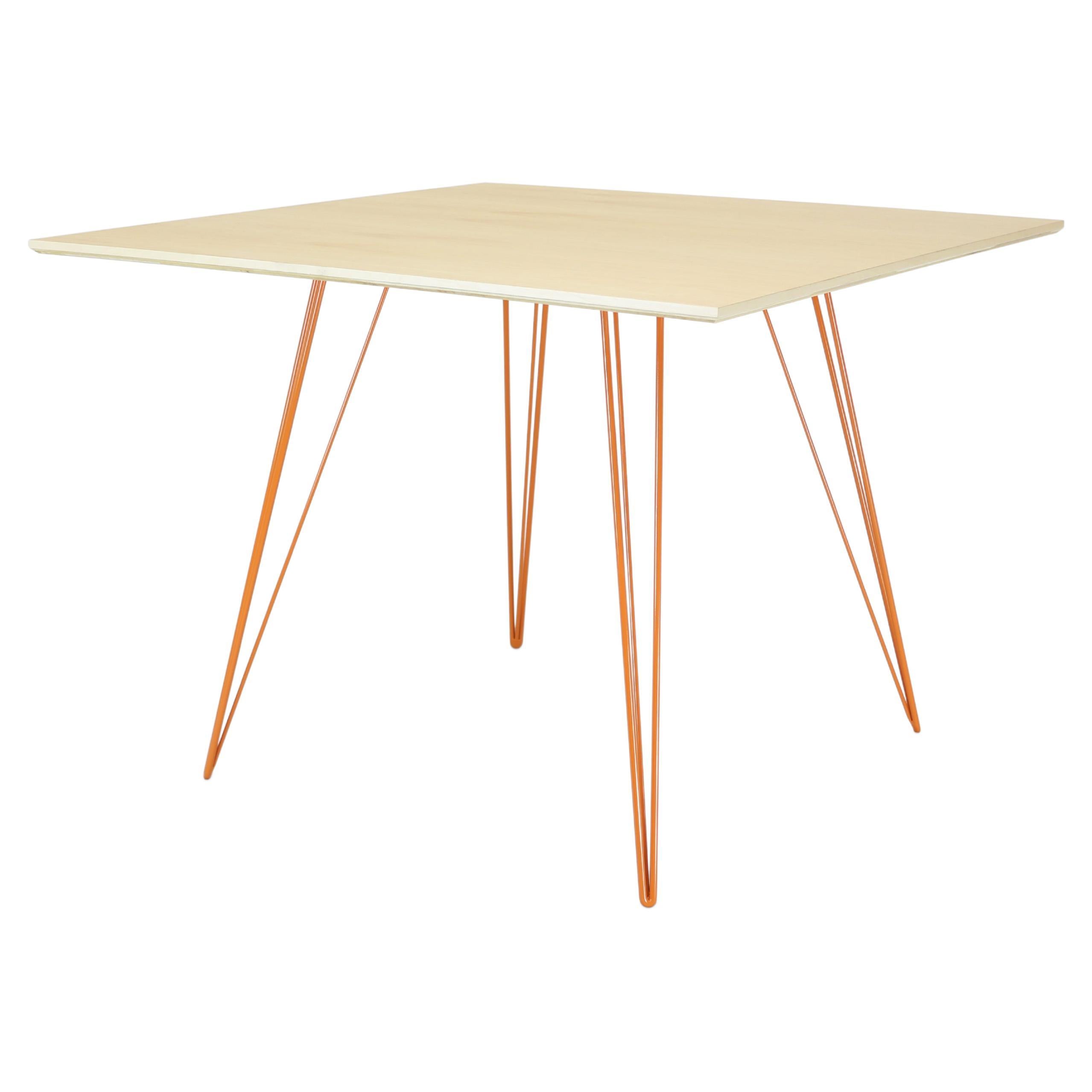 Table de salle à manger en érable Williams, pieds en épingle à cheveux orange, plateau carré