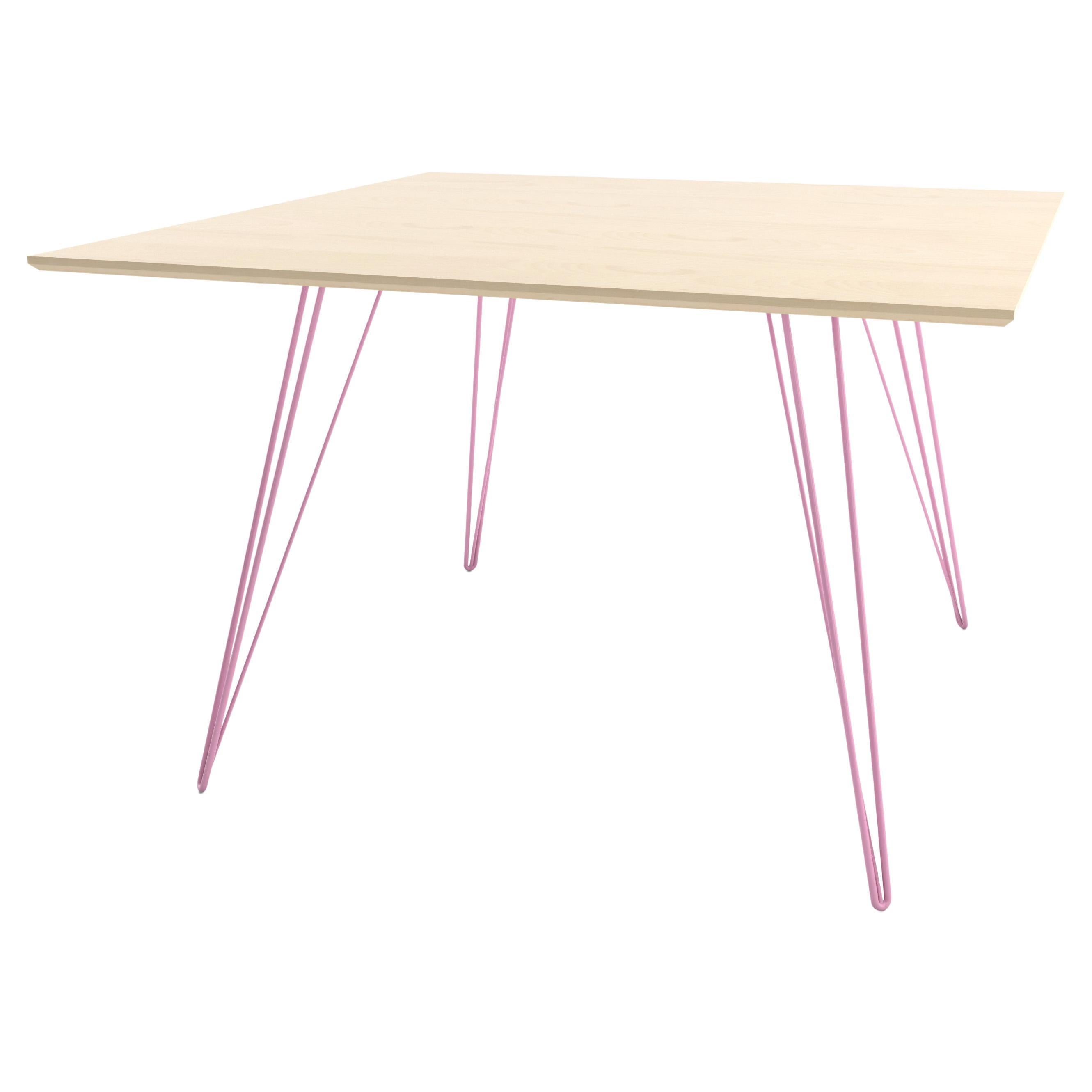 Esstisch Williams aus Ahornholz mit quadratischer Platte und rosa Haarnadelbeinen im Angebot