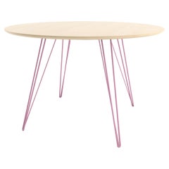 Table de salle à manger en érable Williams avec pieds en épingle à cheveux rose et plateau circulaire