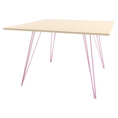 Table de salle à manger en érable Williams avec pieds en épingle à cheveux rose et plateau carré