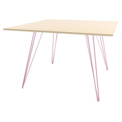 Table de salle à manger en érable Williams avec pieds en épingle à cheveux rose et plateau rectangulaire