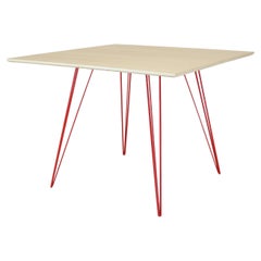 Table de salle à manger en érable Williams avec pieds en épingle à cheveux rouge, plateau carré