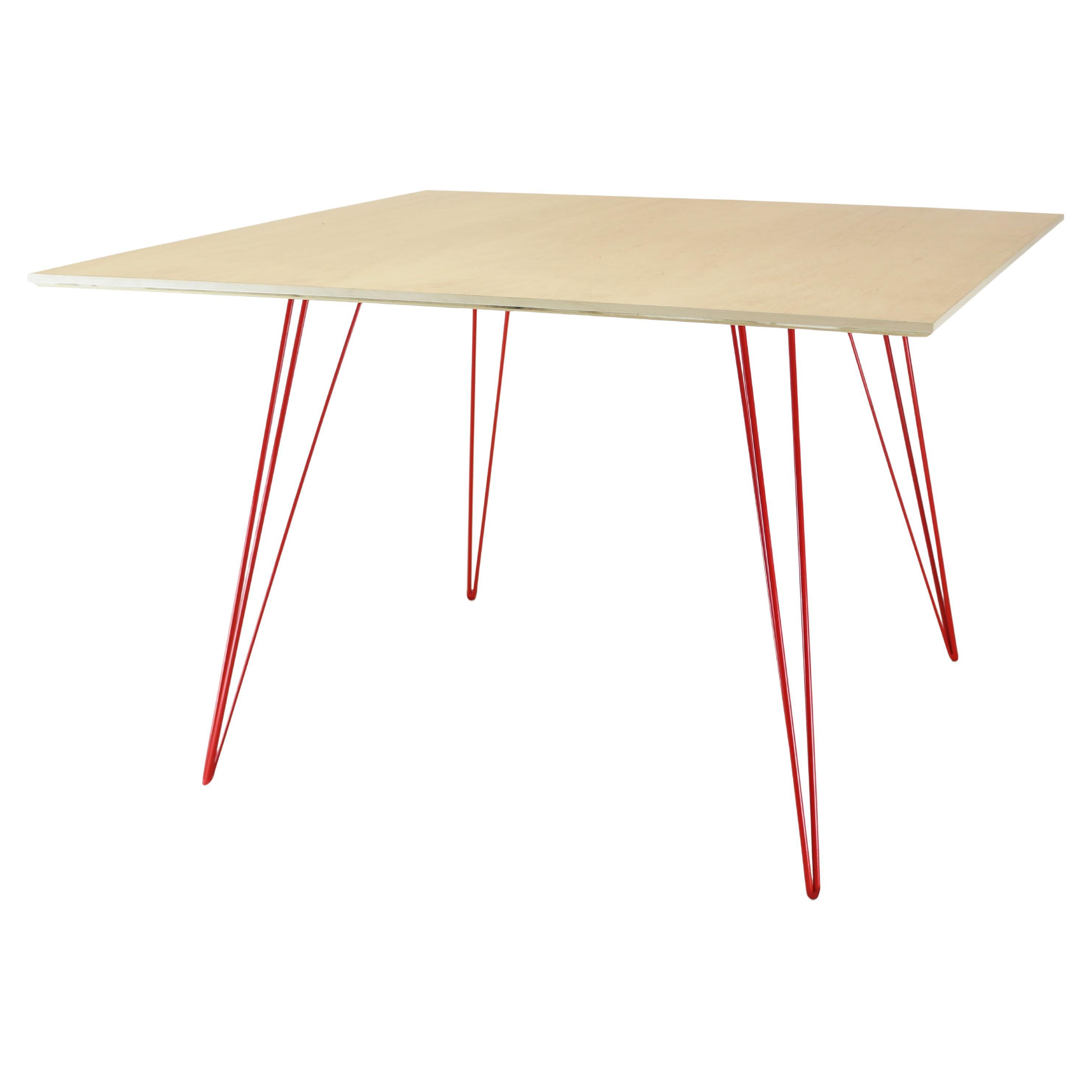 Table de salle à manger en érable Williams avec pieds en épingle à cheveux rouge et plateau carré