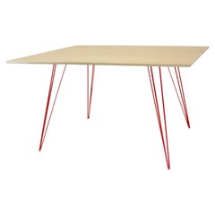 Table de salle à manger en érable Williams avec pieds en épingle à cheveux rouge et plateau rectangulaire