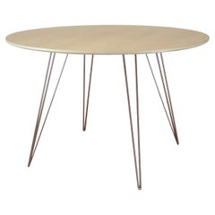 Table de salle à manger Maple Williams avec pieds en épingle à cheveux en cuivre rose, plateau en forme de cercle