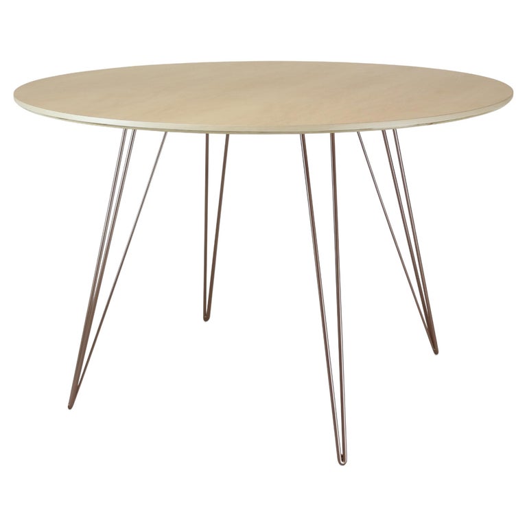 Table de salle à manger Maple Williams avec pieds en épingle à cheveux en cuivre  rose, plateau en forme de cercle En vente sur 1stDibs