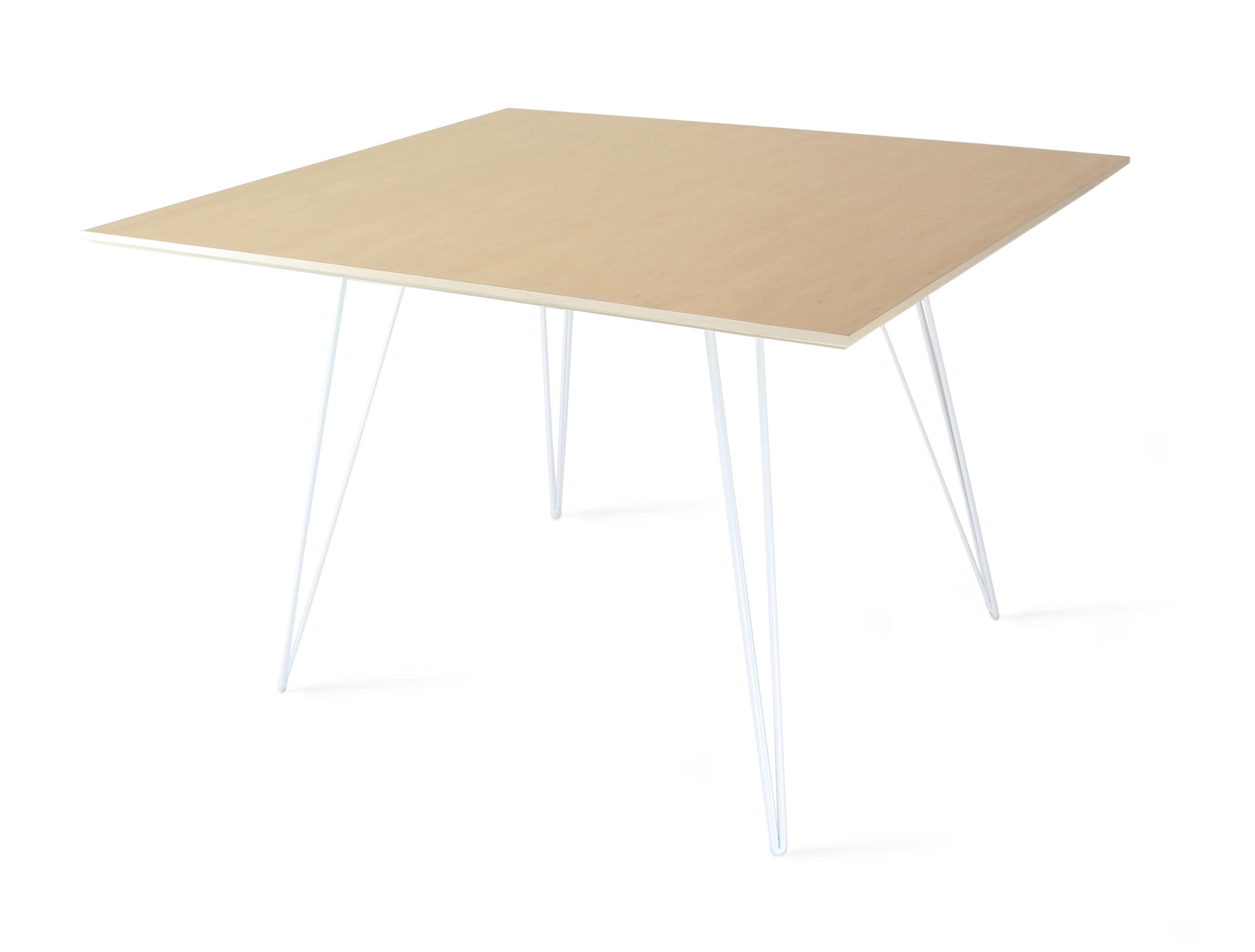 Ein schlanker, eleganter und leichter Ahorntisch, der in Form, Größe und Farbe individuell gestaltet werden kann. Dieses handgefertigte Möbelstück verbindet weiße, industrielle Haarnadelbeine mit einer abgeschrägten Holzplatte. Die unregelmäßige