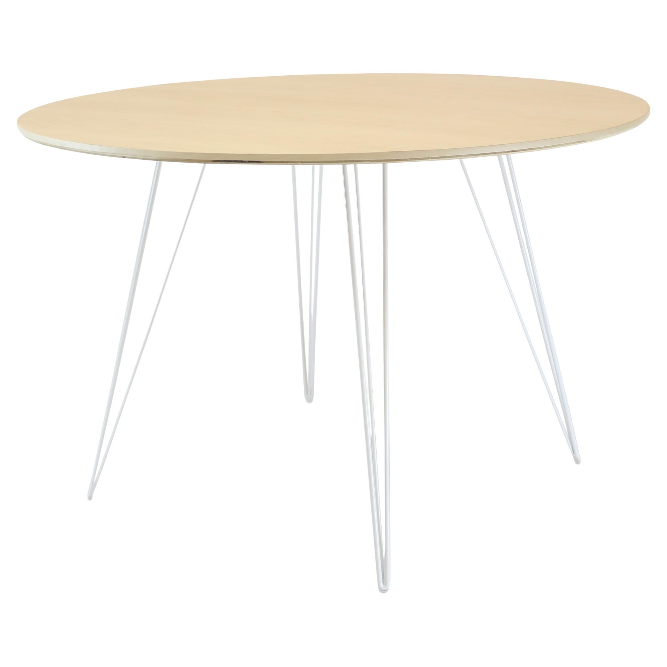Table de salle à manger en érable Williams avec pieds en épingle à cheveux blanche et plateau circulaire en vente