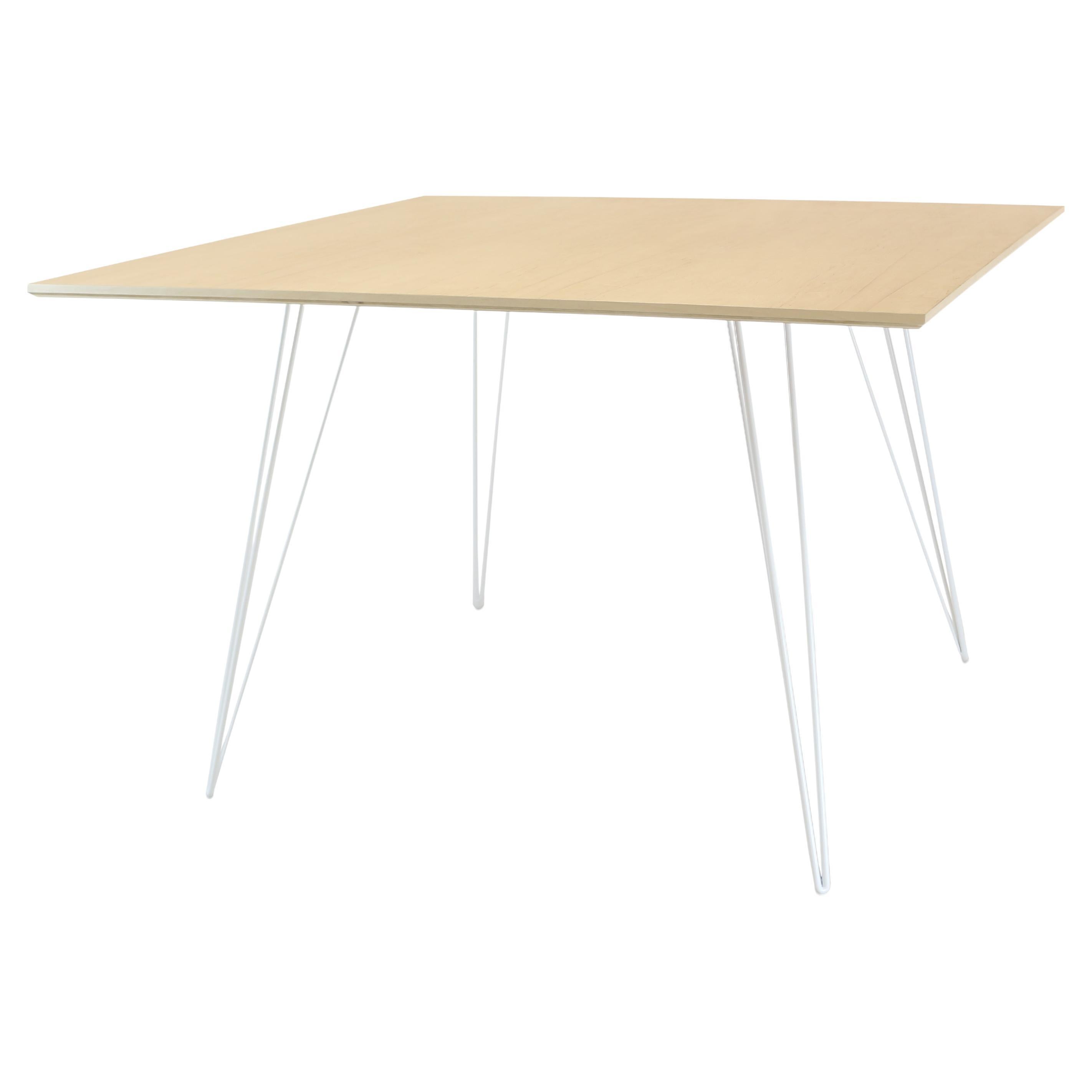 Table de salle à manger en érable Williams avec pieds en épingle à cheveux blanche et plateau carré