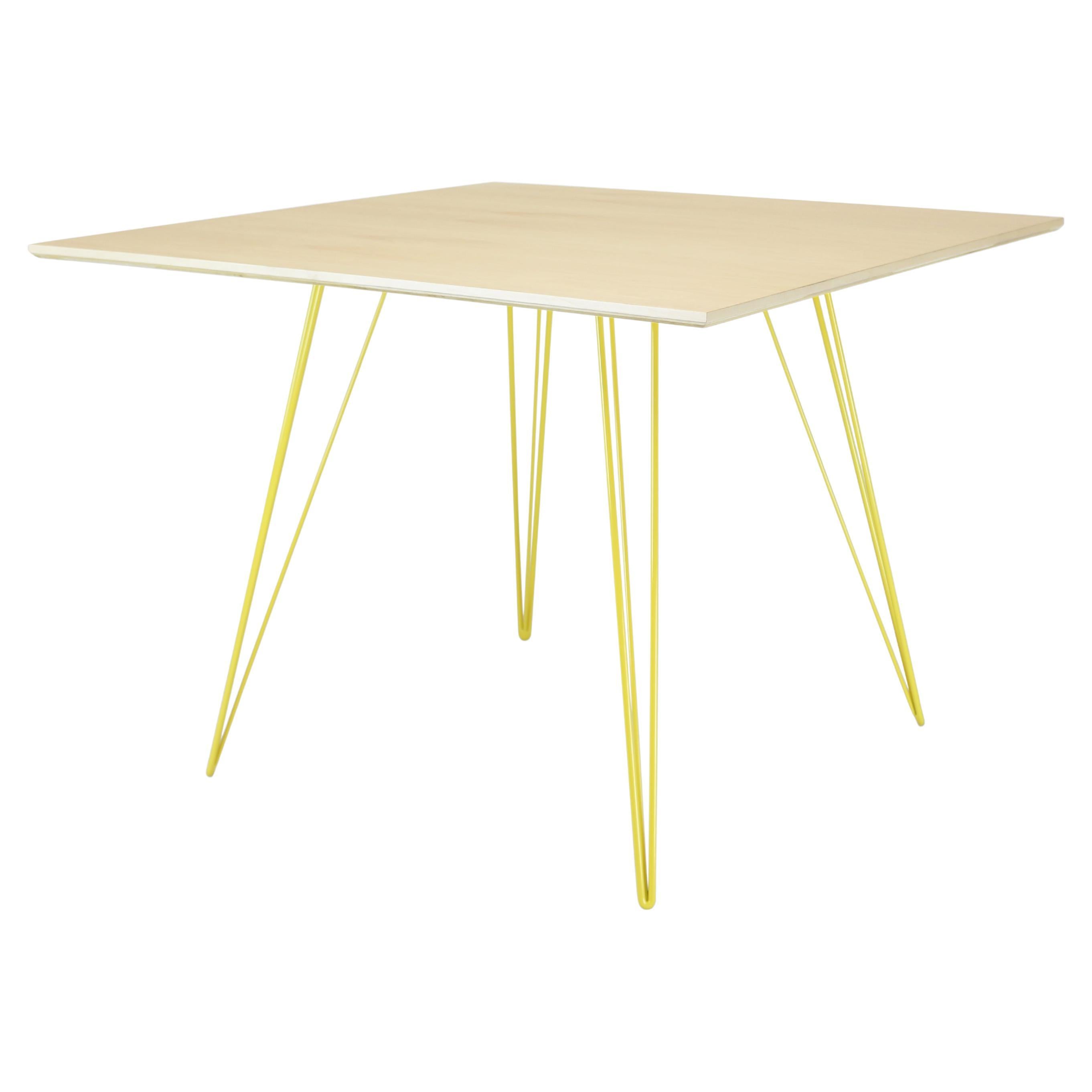 Table de salle à manger en érable Williams avec pieds en épingle à cheveux jaune et plateau carré