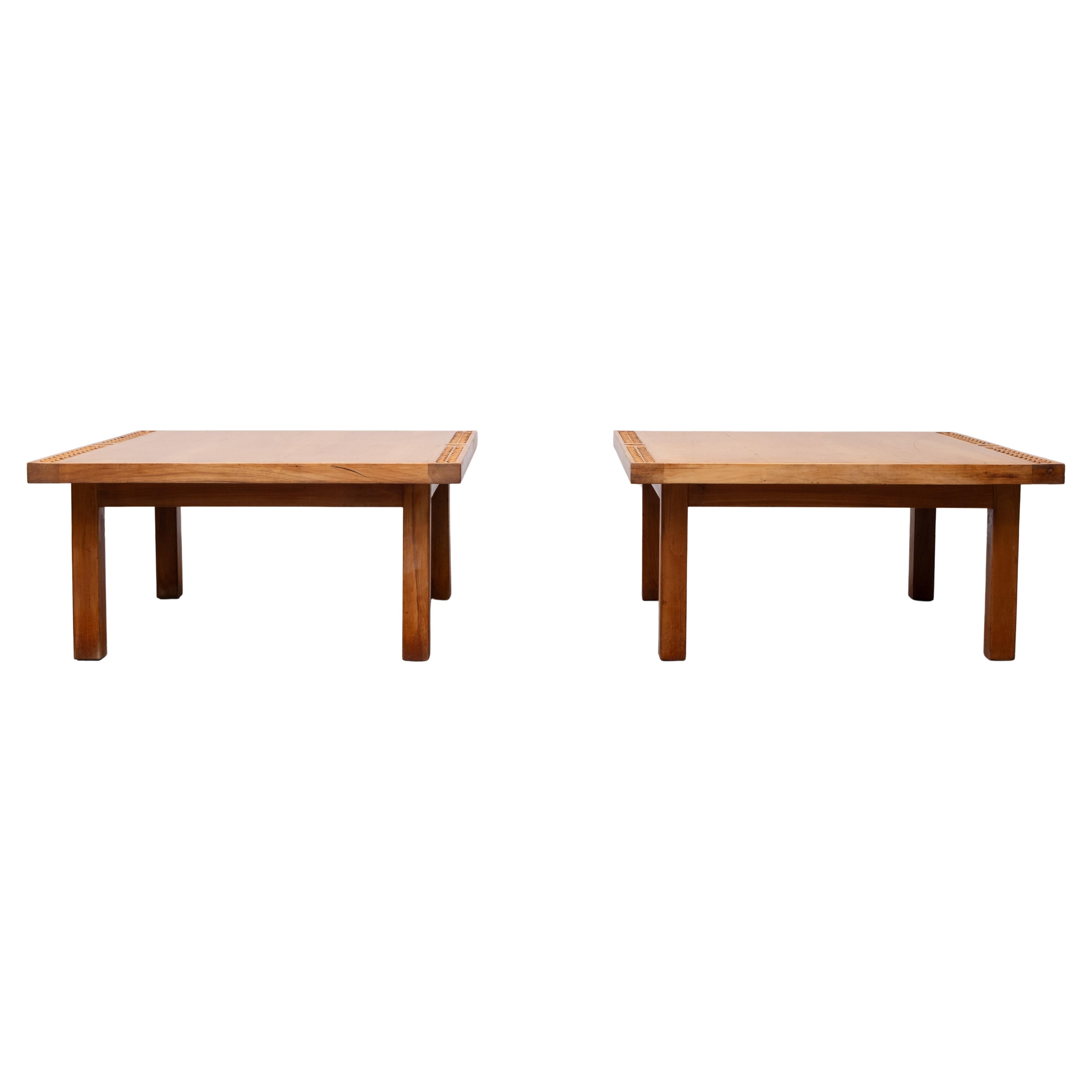 Très bel ensemble de tables d'appoint ou de tables basses en bois de Marple.
Sculpté à la main  feuilles jantes . rare de trouver 2 d'entre eux .