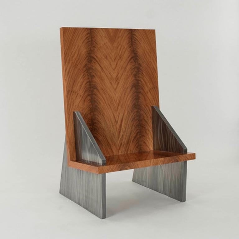 Banc artisanal en bois dur d'érable laqué assorti à des planches d'acier.

Provenance : Linden House de Christel DeHaan