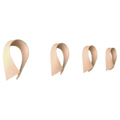 Juego de 4 perchas de pared de chapa de madera de arce con cuello doblado by Loyal Loot