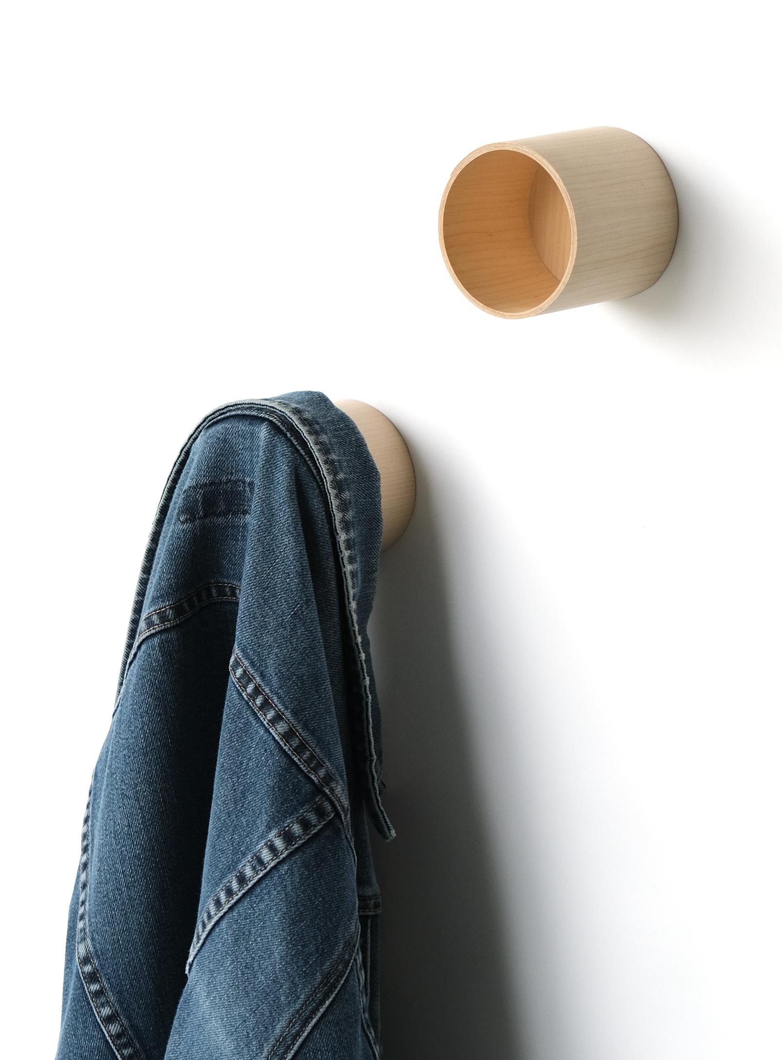 Minimalismo Gancio da parete a forma di polsino in legno d'acero impiallacciato, per accessori, di Loyal Loot in vendita