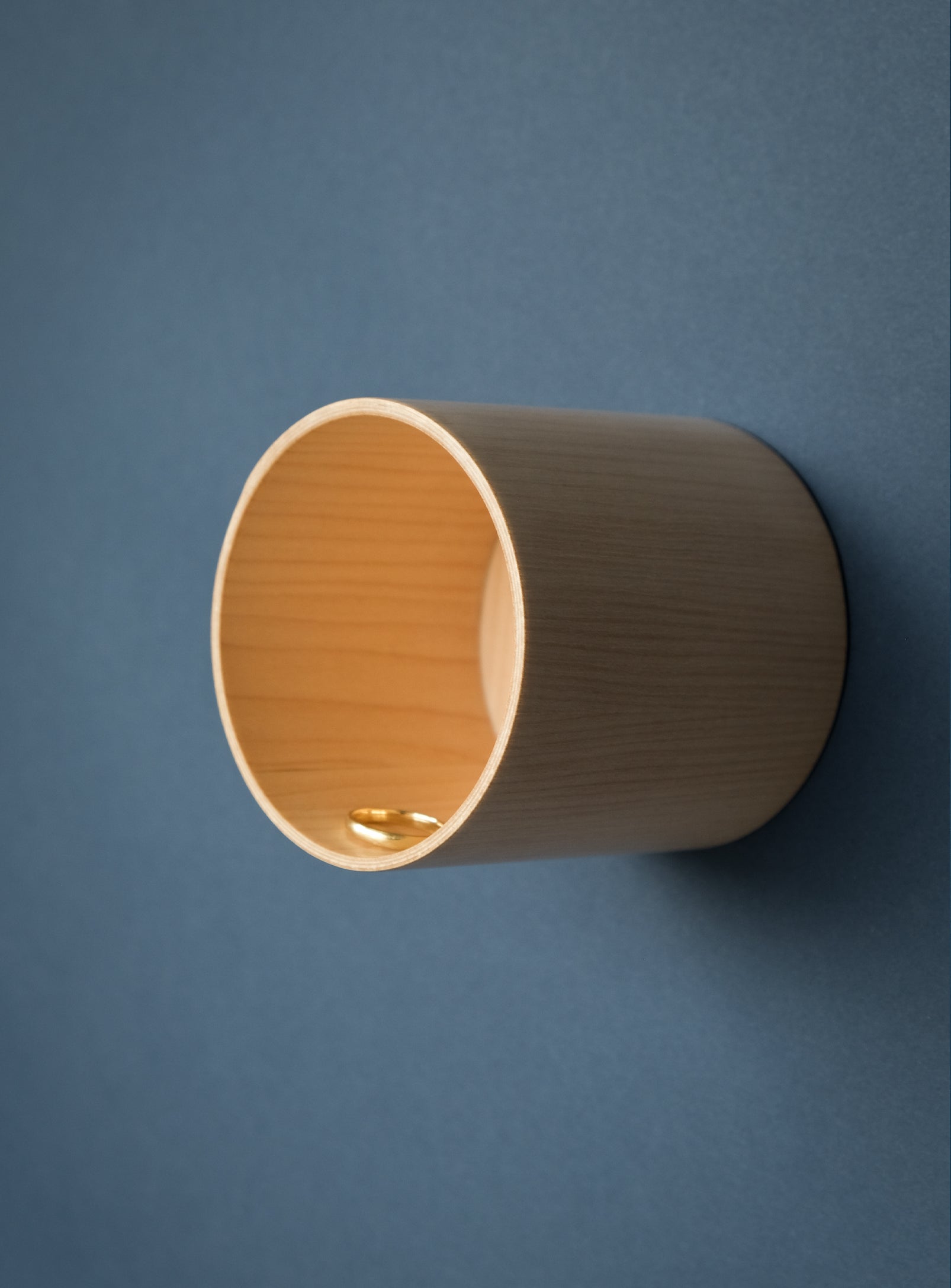 Gancio da parete a forma di polsino in legno d'acero impiallacciato, per accessori, di Loyal Loot