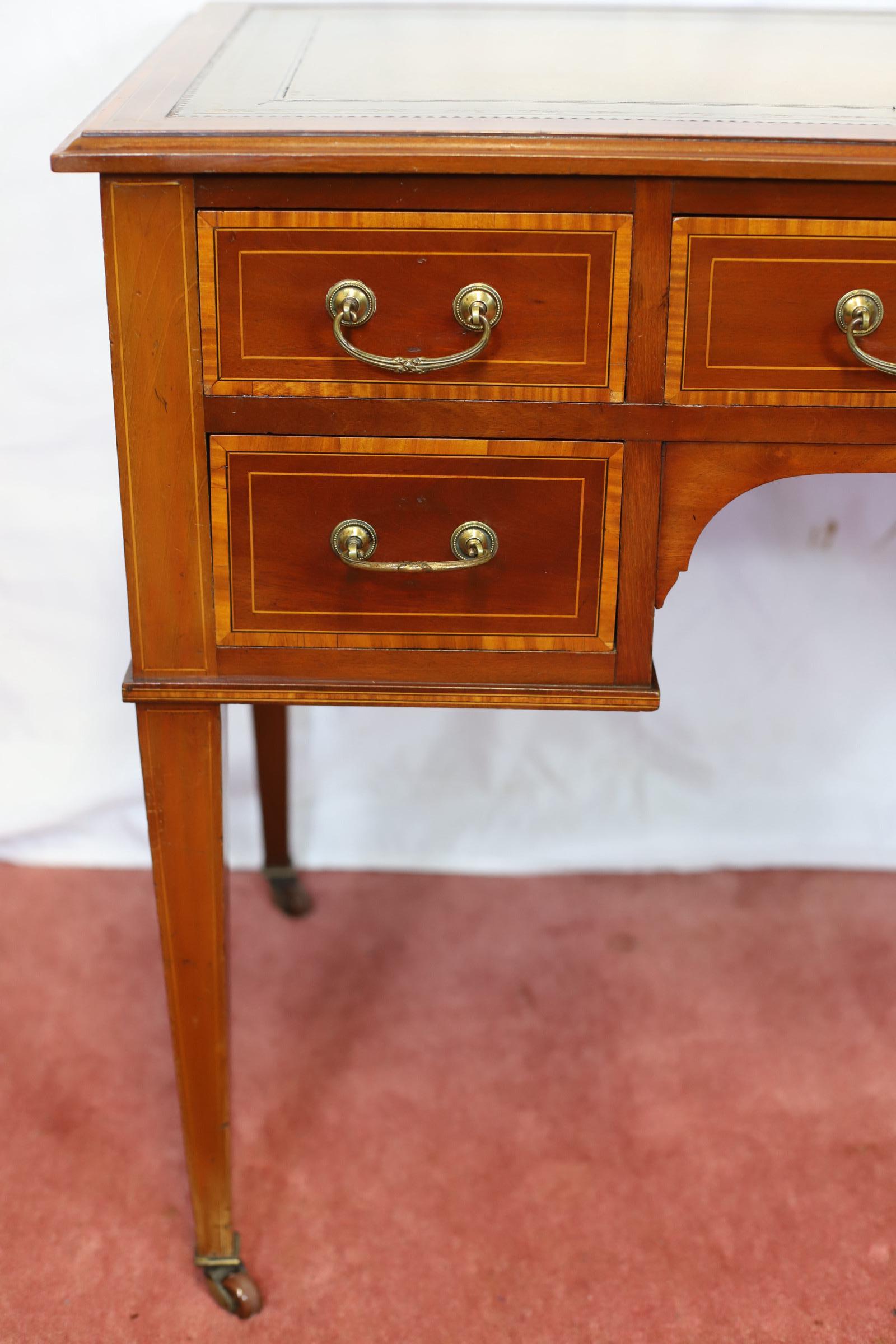 Maple&Co Lovely Edwardian Satinwood Crossbanded  Walnut  Desk In Good Condition For Sale In Crawley, GB