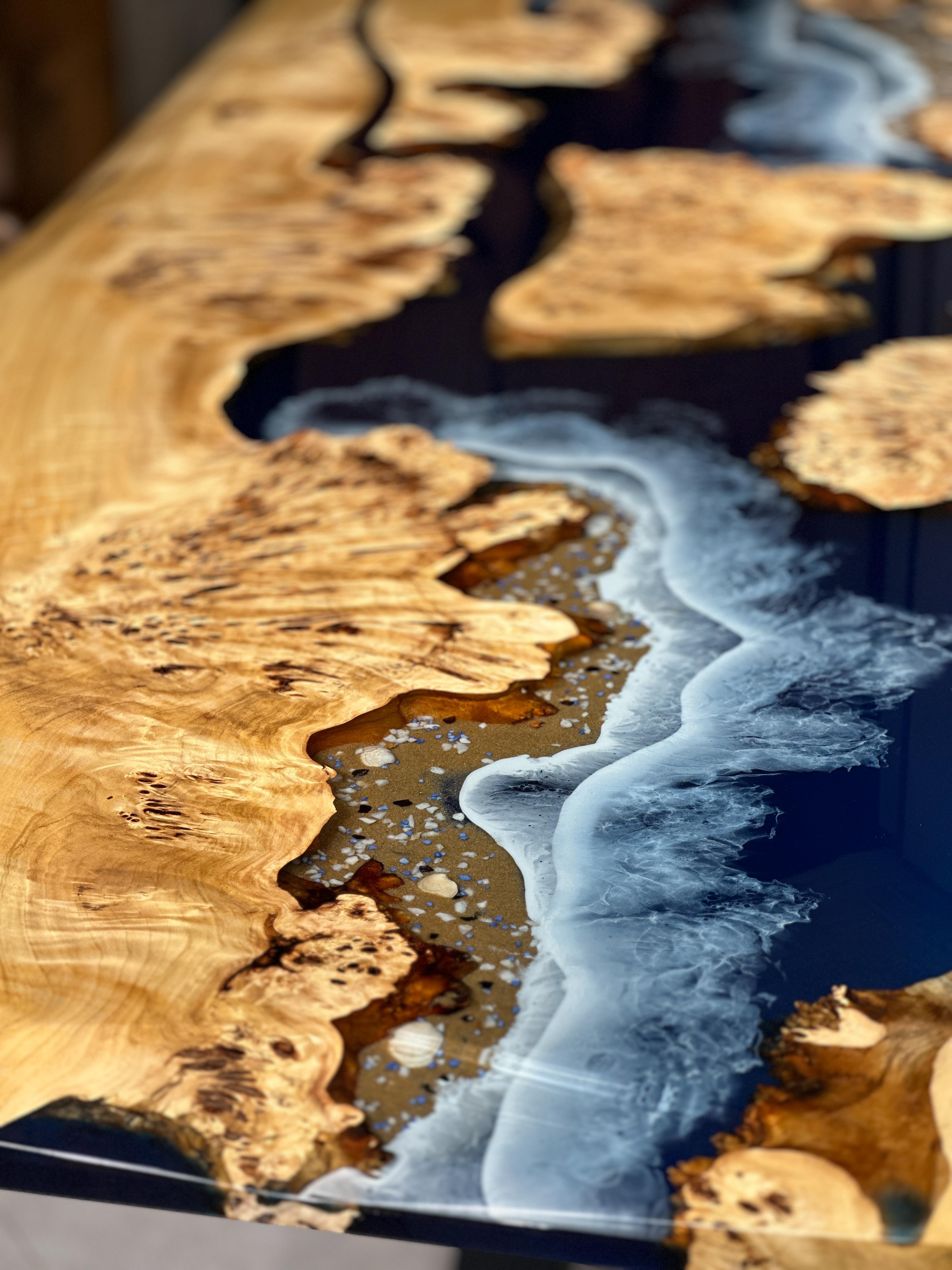 Mappa Burl Ocean Esstisch aus Epoxidharz nach Maß 

Dieser Tisch ist aus Mappa Burl Wood gefertigt. Die Maserung und die Struktur des Holzes beschreiben, wie ein natürliches Mappa-Maserholz aussieht.
Er kann als Esstisch oder als Konferenztisch