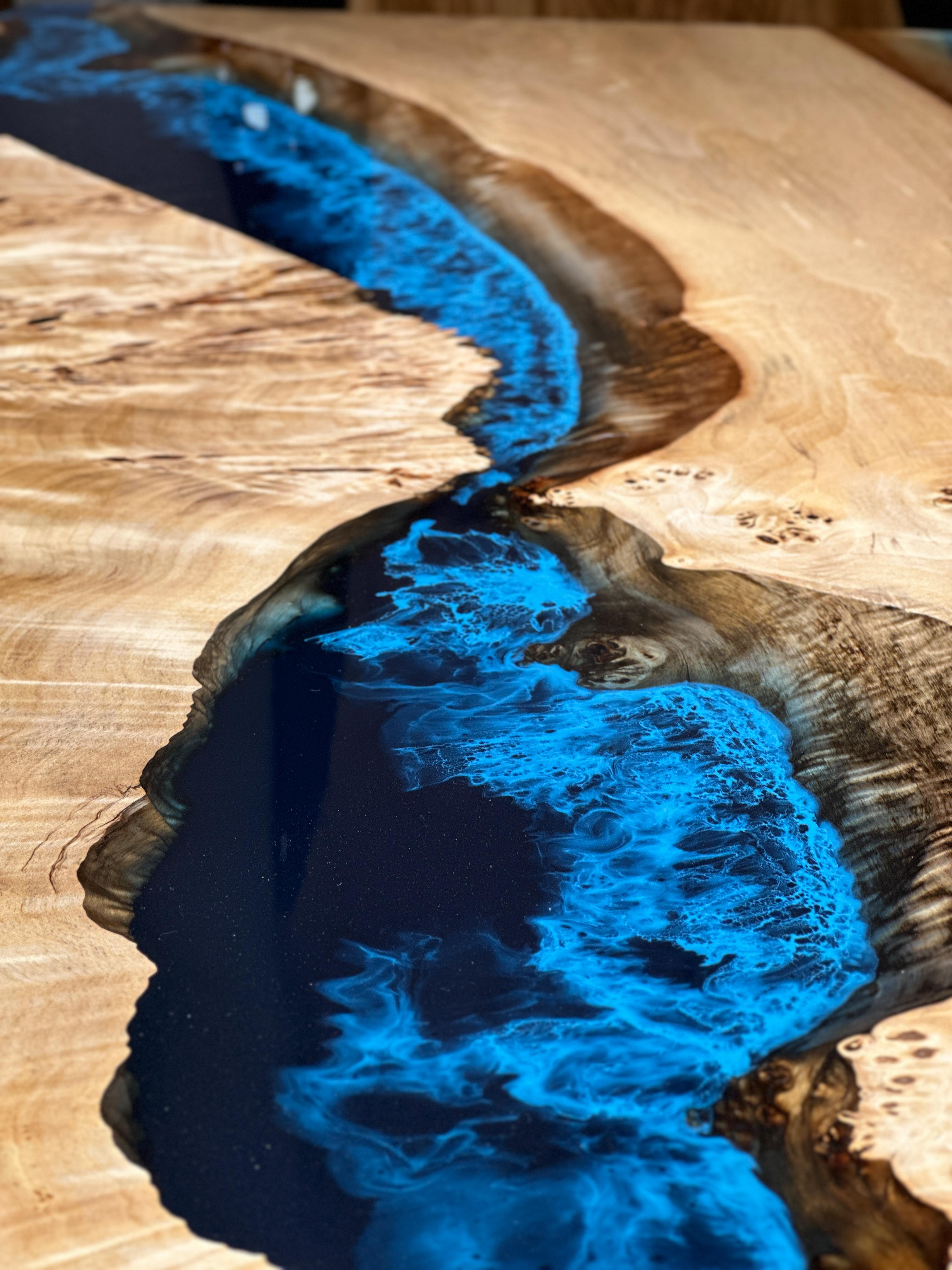 Table de salle à manger en résine époxy Mappa Burl Blue Ocean sur mesure 

Cette table est fabriquée en bois de ronce Mappa. Les veines et la texture du bois décrivent l'aspect d'une loupe de mappa naturelle.
Elle peut être utilisée comme table de