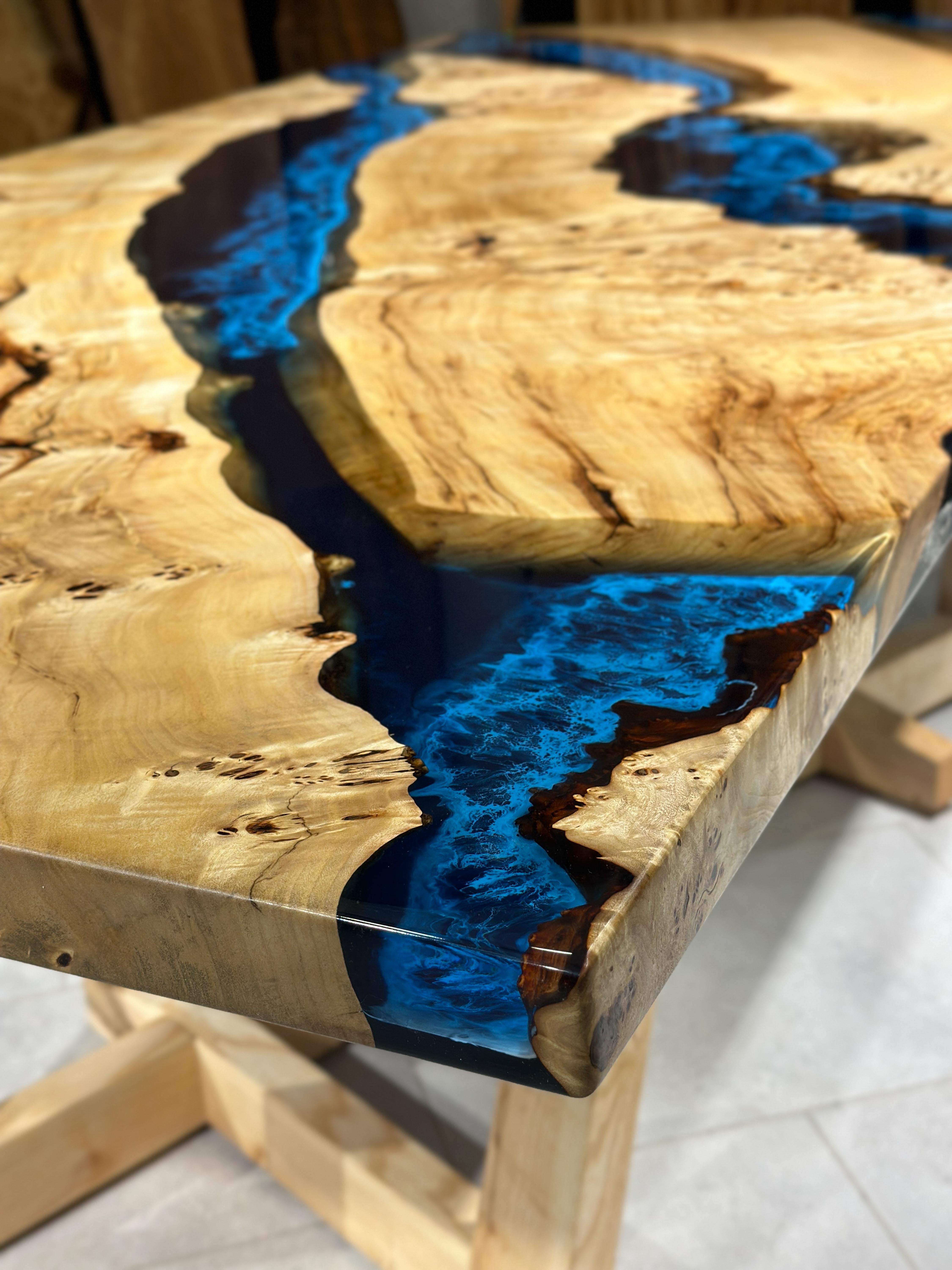 Soudé Mappa Burl Bleu profond Résine époxy River Table de salle à manger en bois sur mesure en vente