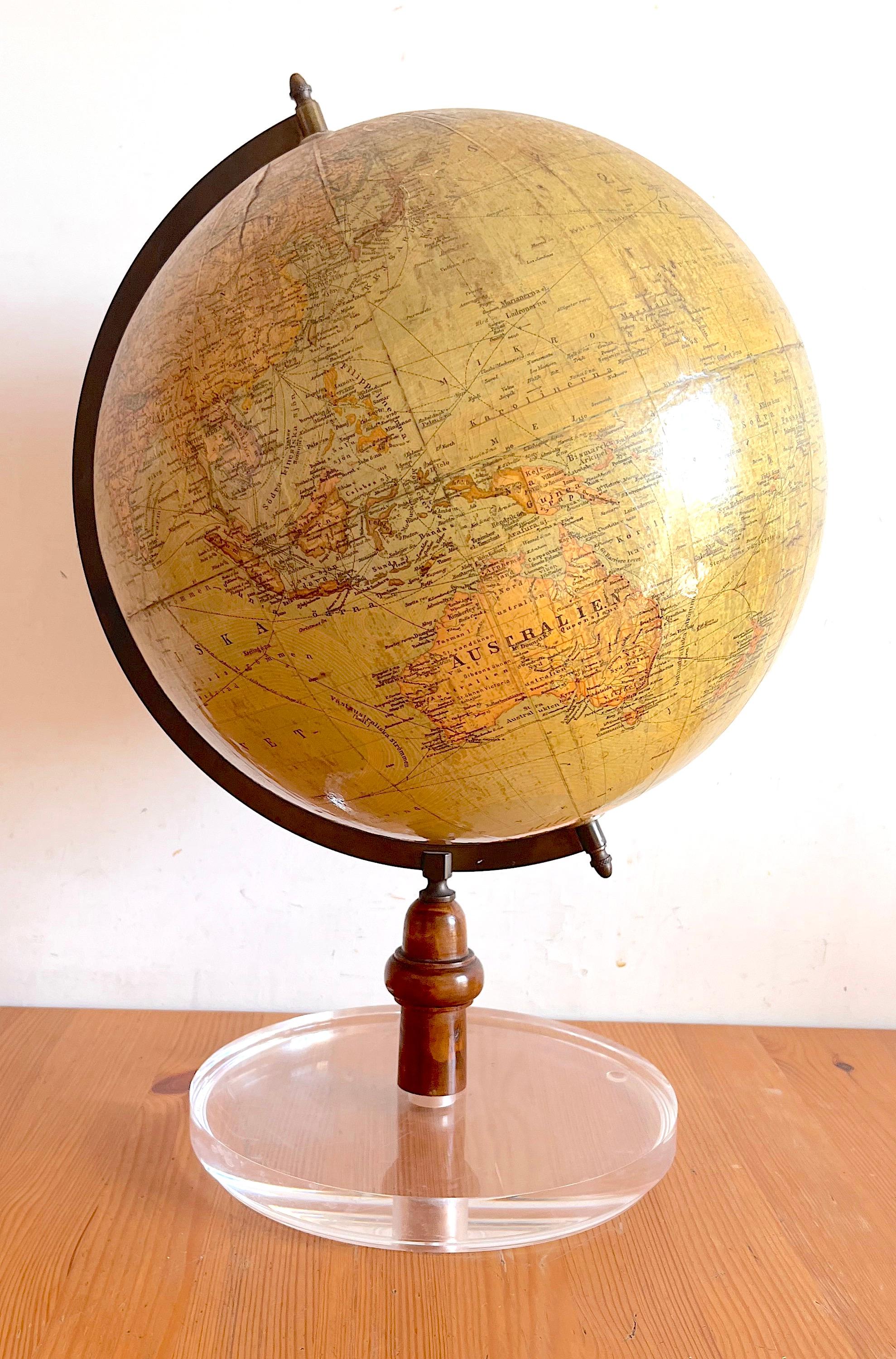 Globe de l'école allemande vers 1933. 
32 cm de diamètre  
Une apparence élégante avec une belle palette de couleurs. Très bien conservée
Ce globe a été retravaillé par le cartographe Dr. H. Fisscher
Ce globe a été fabriqué par Wagner & Debes de