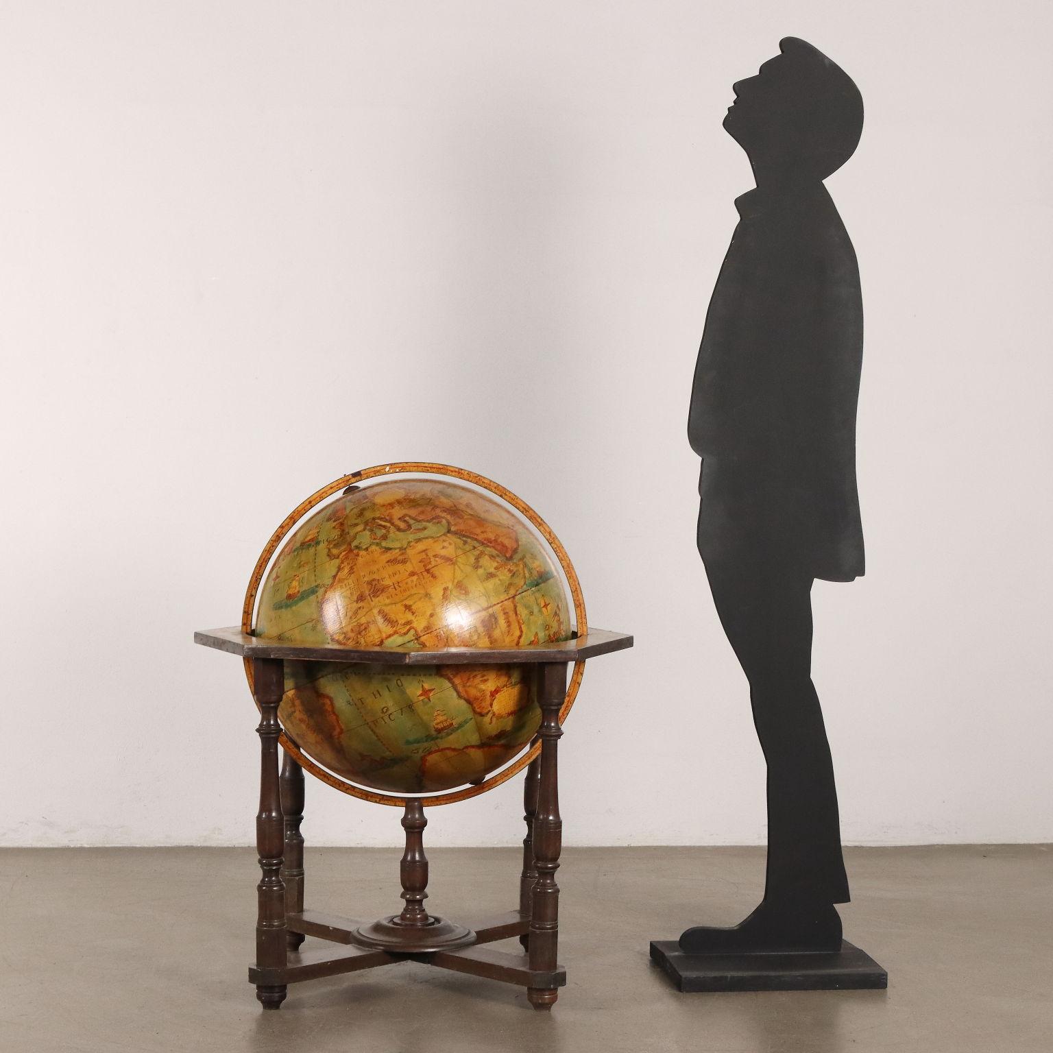 Le globe est soutenu par un cadre en bois avec des montants tournés. Italie centrale et méridionale