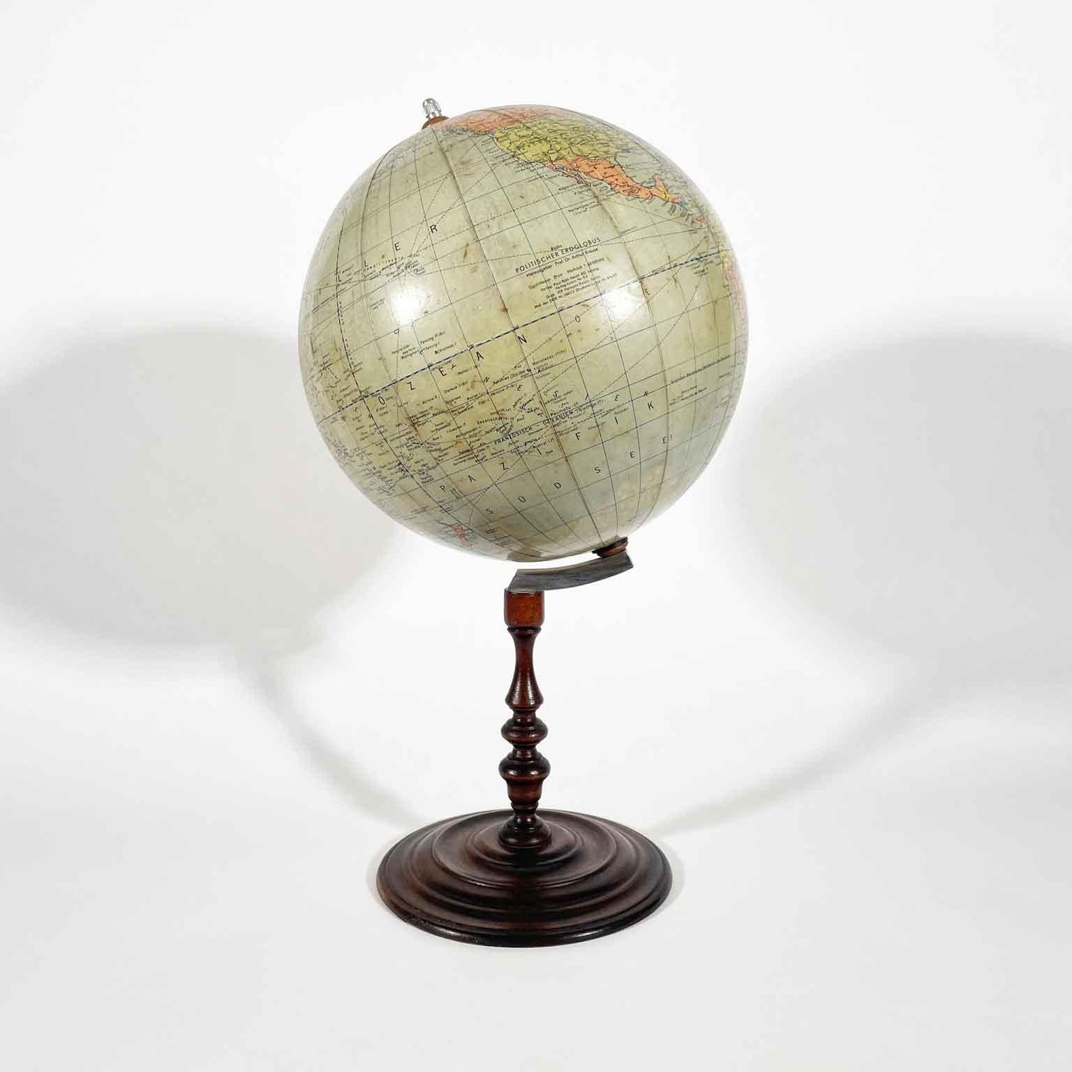 Mappamondo da tavolo tedesco, globo terrestre Politico Disegnato Da Arthur Krause è un globo politico del diametro di 21 centimentri  di diametro, realizzato dalla ditta Paul Räths, Nachf. KG, Leipzig (Lipsia),  DDR (Germania dell’Est) e disegnato