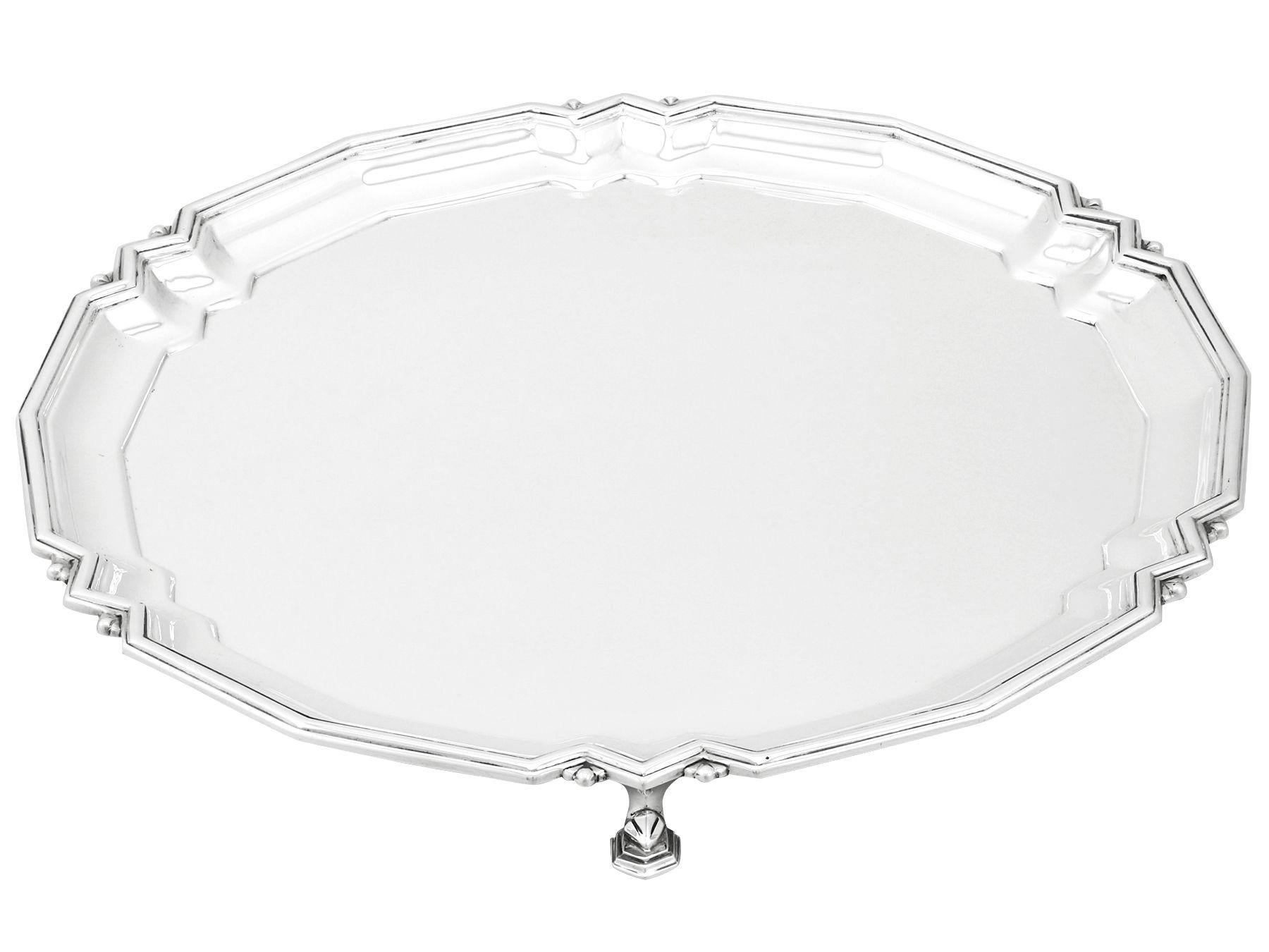 An exceptional, fine and impressive antique George V English sterling silver salver made by Mappin & Webb Ltd, in the Art Deco style; an addition to our silver dining collection.

This exceptional antique George V English sterling silver salver has