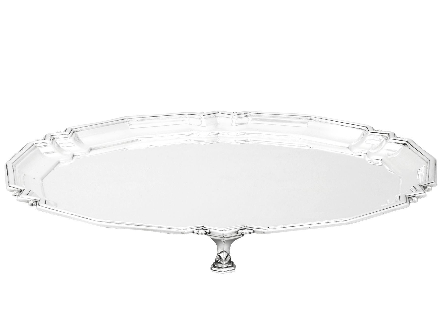 Mappin and Webb Ltd 1933 Art Deco Antique Sterling Silver Salver In Excellent Condition For Sale In Jesmond, Newcastle Upon Tyne