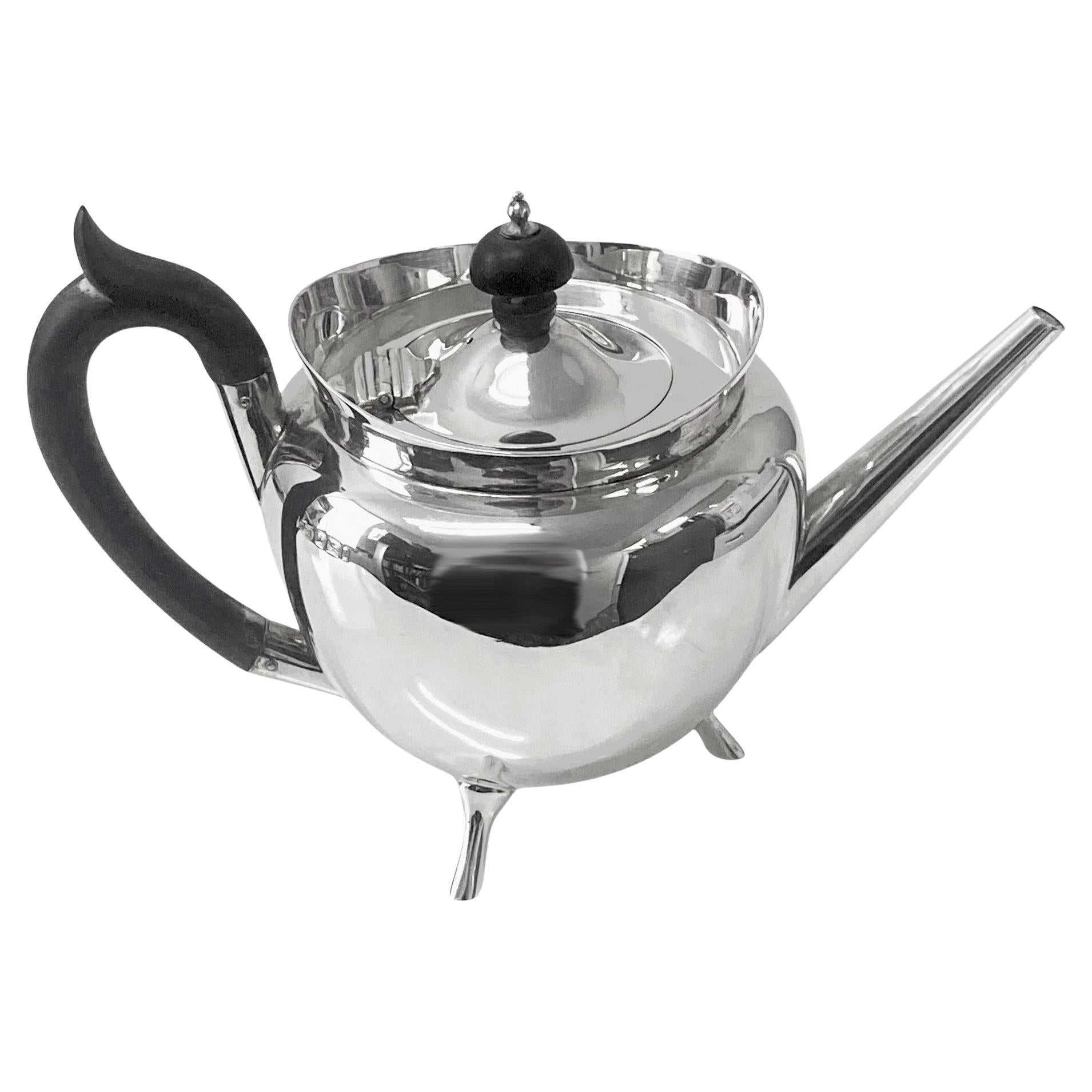 Mappin & Webb manera de Christopher Dresser Tetera de plata de ley 1903 en venta