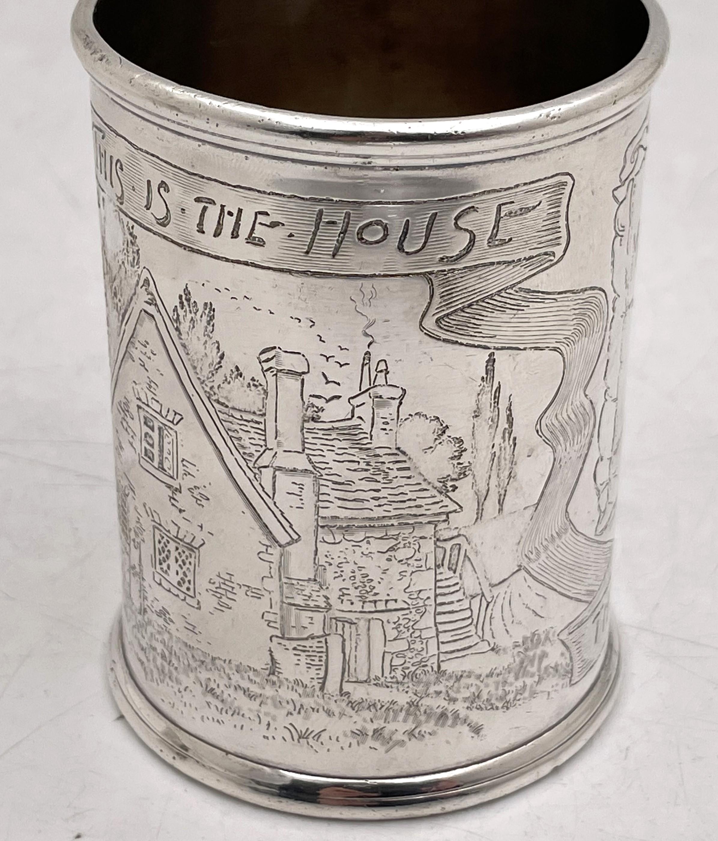 Mappin, tasse ou gobelet d'enfant ou de baptême en argent sterling, magnifiquement orné de motifs gravés à l'acide représentant une maison et une souris, fabriqué à Londres en 1898. Il mesure 3 1/8'' de hauteur par 2 1/4'' de diamètre au sommet,