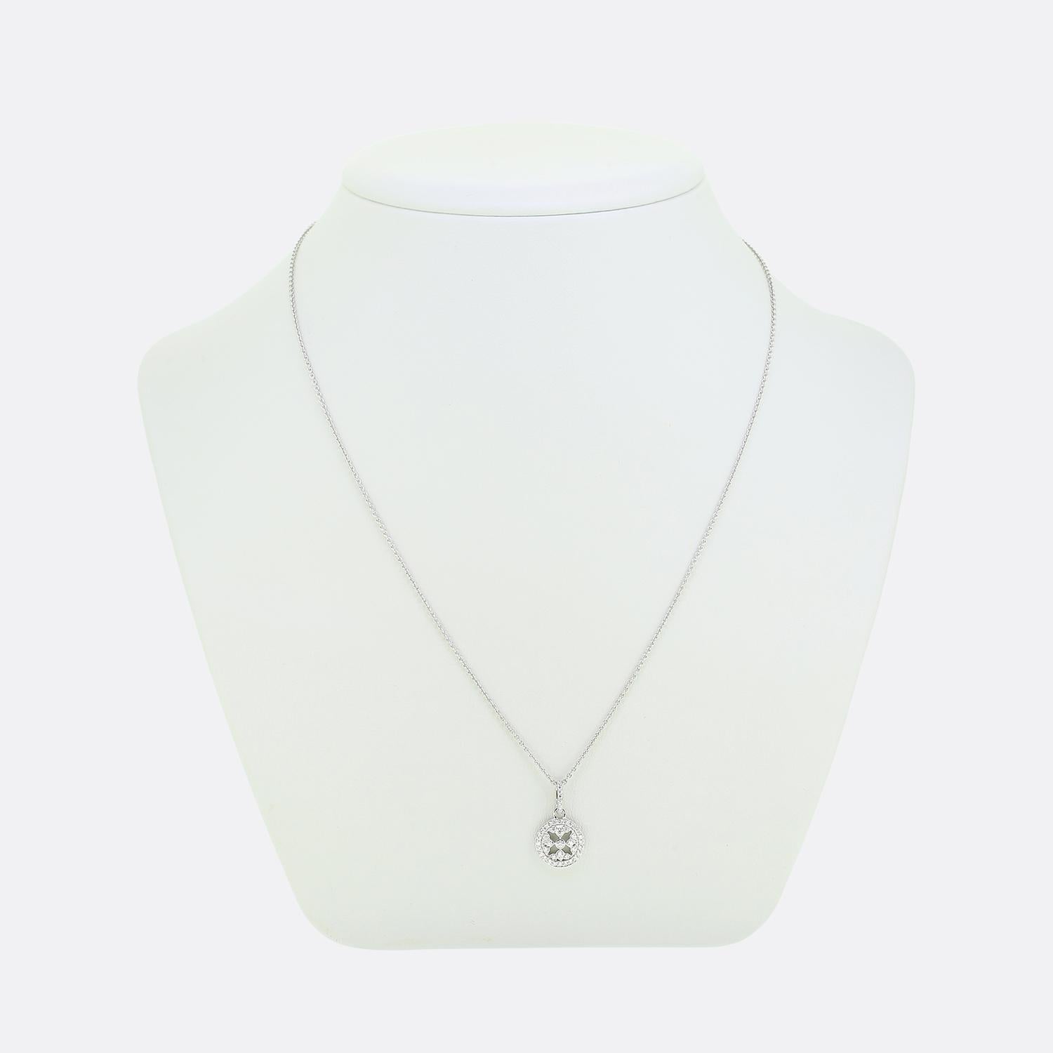 Ecco un'incantevole collana a grappolo di diamanti realizzata da Mappin & Webb e tratta dalla loro collezione Empress. Il pezzo presenta un design a pendente rotondo ornato da diamanti bianchi taglio brillante, che creano un'abbagliante esposizione