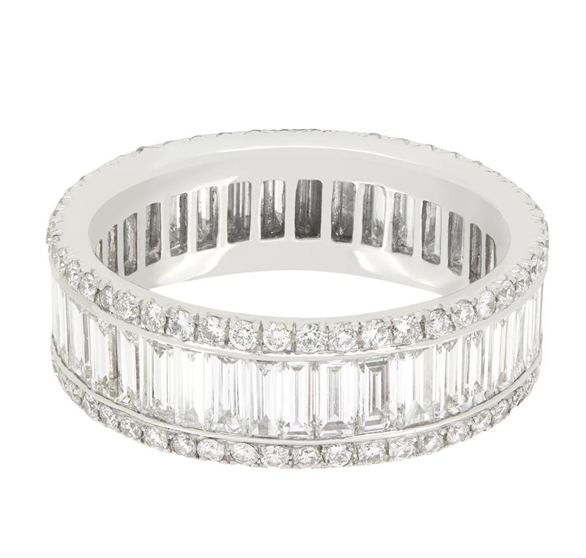 Questa splendida fascia a eternità completa, firmata Mappin & Webb, presenta un totale di 4,40 carati di diamanti scintillanti. Al centro trentasei diamanti taglio baguette da 0,10 carati sono incastonati a canale con altri 0,80 carati totali di