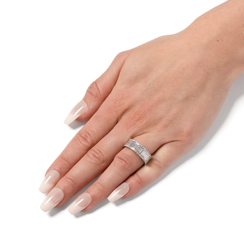 Taglio baguette Mappin & Webb: fascia a eternità completa con diamante da 3,60 carati in vendita