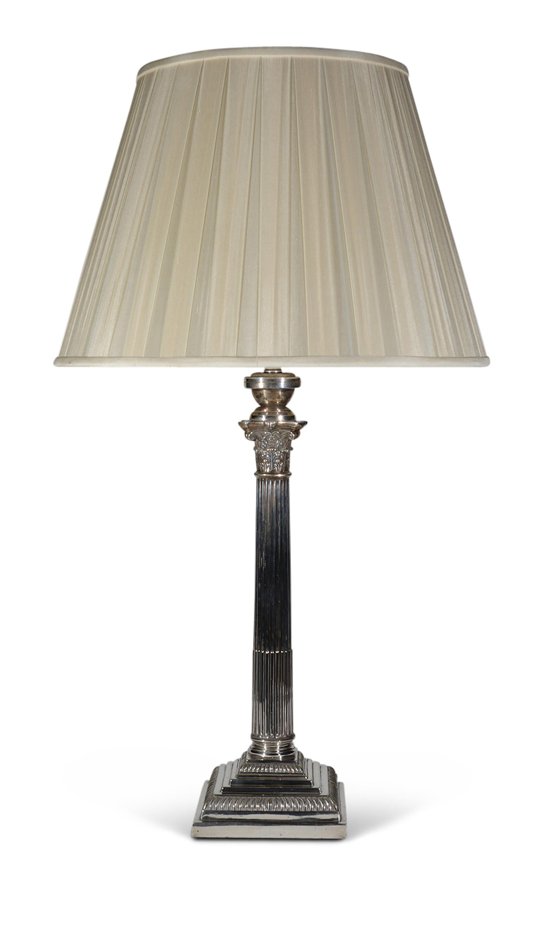 Fina lámpara de sobremesa plateada de principios del siglo XX, obra de Mappin & Webb, con forma de columna corintia estriada con capitel decorado con acantos y base cuadrada escalonada.

Altura de la lámpara a la parte superior de la columna 18 1/2 