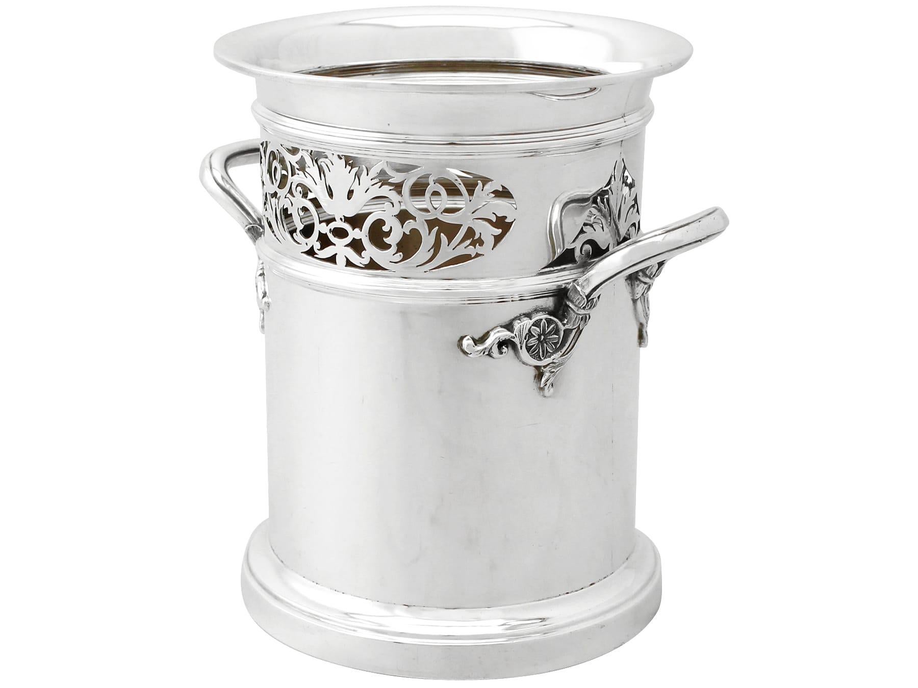 Un eccezionale sottobicchiere d'argento di Giorgio V, un'aggiunta alla nostra collezione di argenteria ornamentale.

Questo eccezionale sottobicchiere antico in argento sterling George V ha una forma cilindrica semplice con un bordo svasato e una