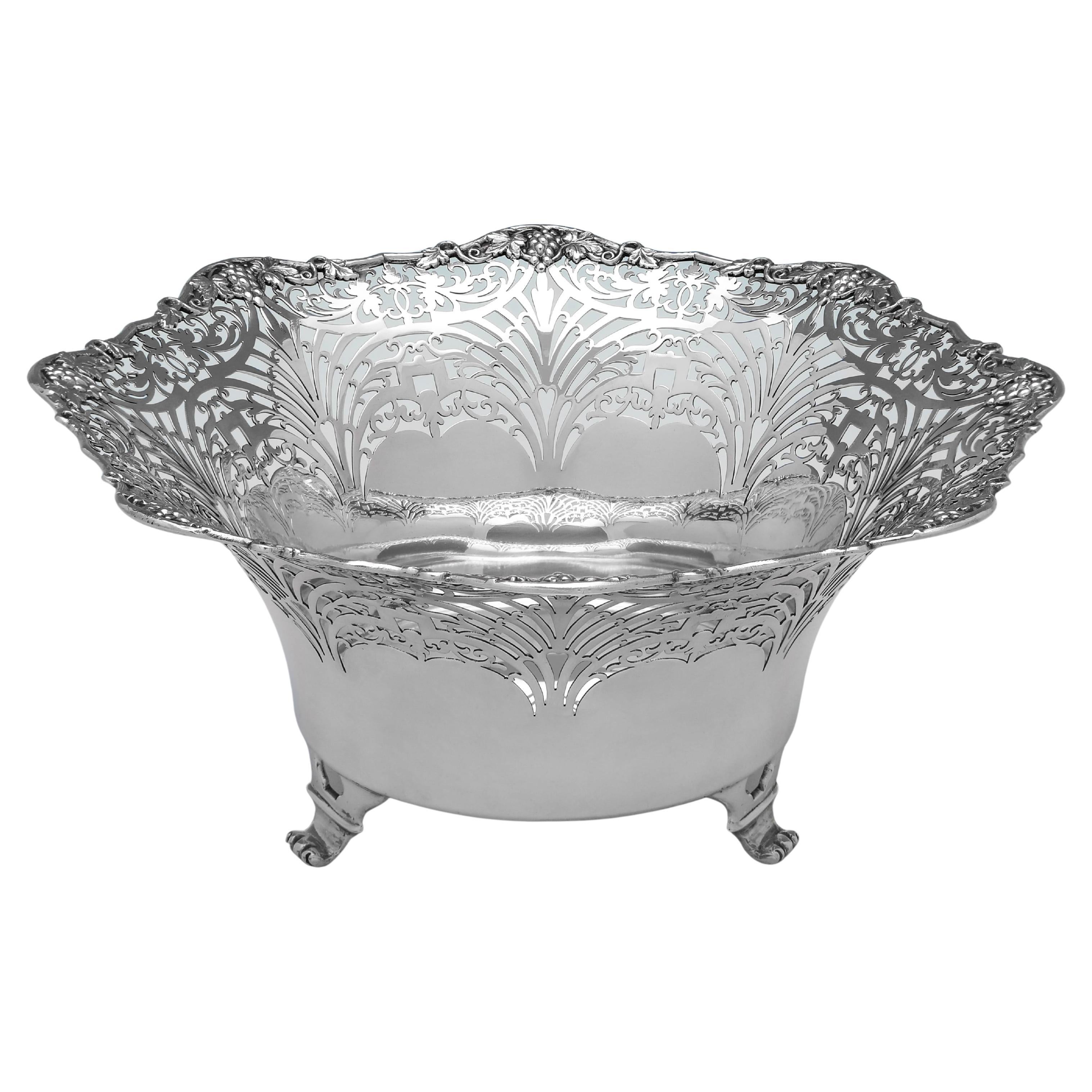 Mappin & Webb art deco sterling silver dish made in Sheffield in 1942 For Sale